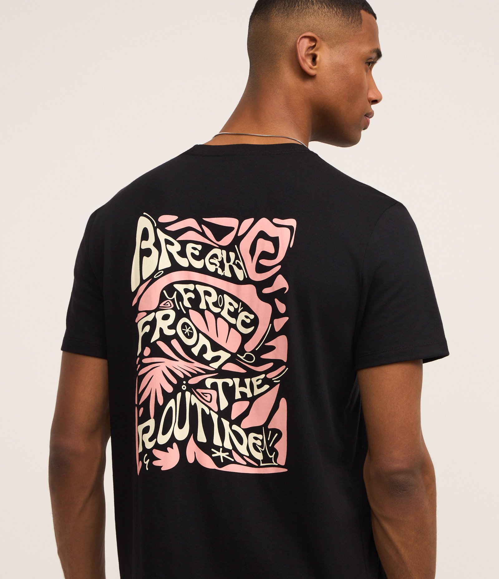 Camiseta Comfort em Algodão com Estampa Break Free From The Routine Preto 3