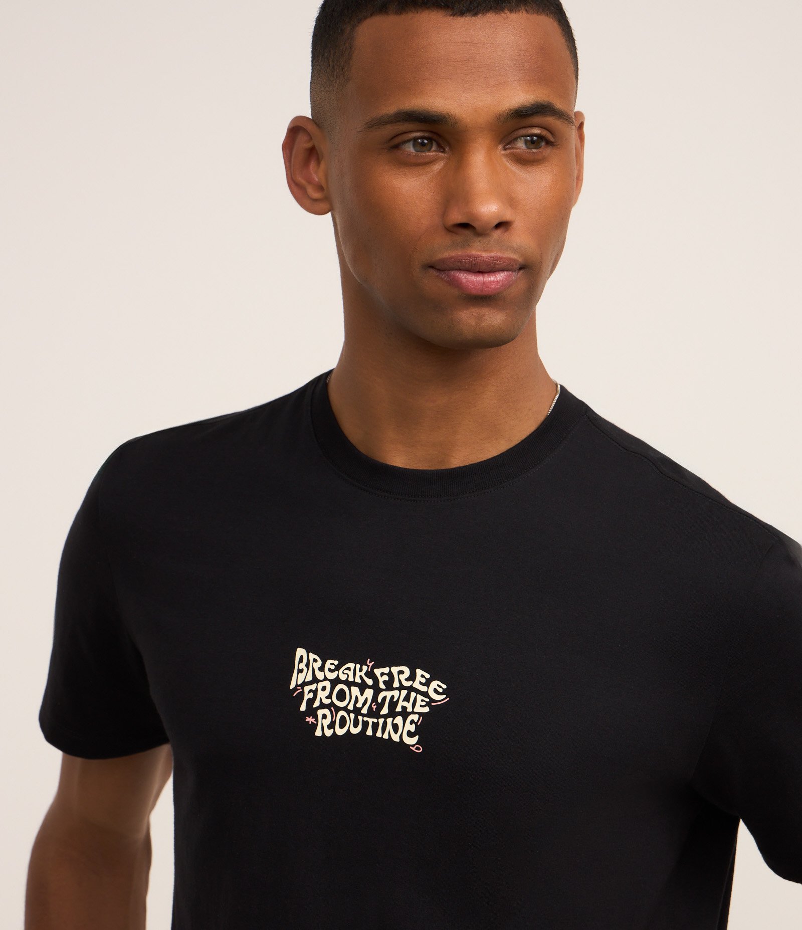 Camiseta Comfort em Algodão com Estampa Break Free From The Routine Preto 4