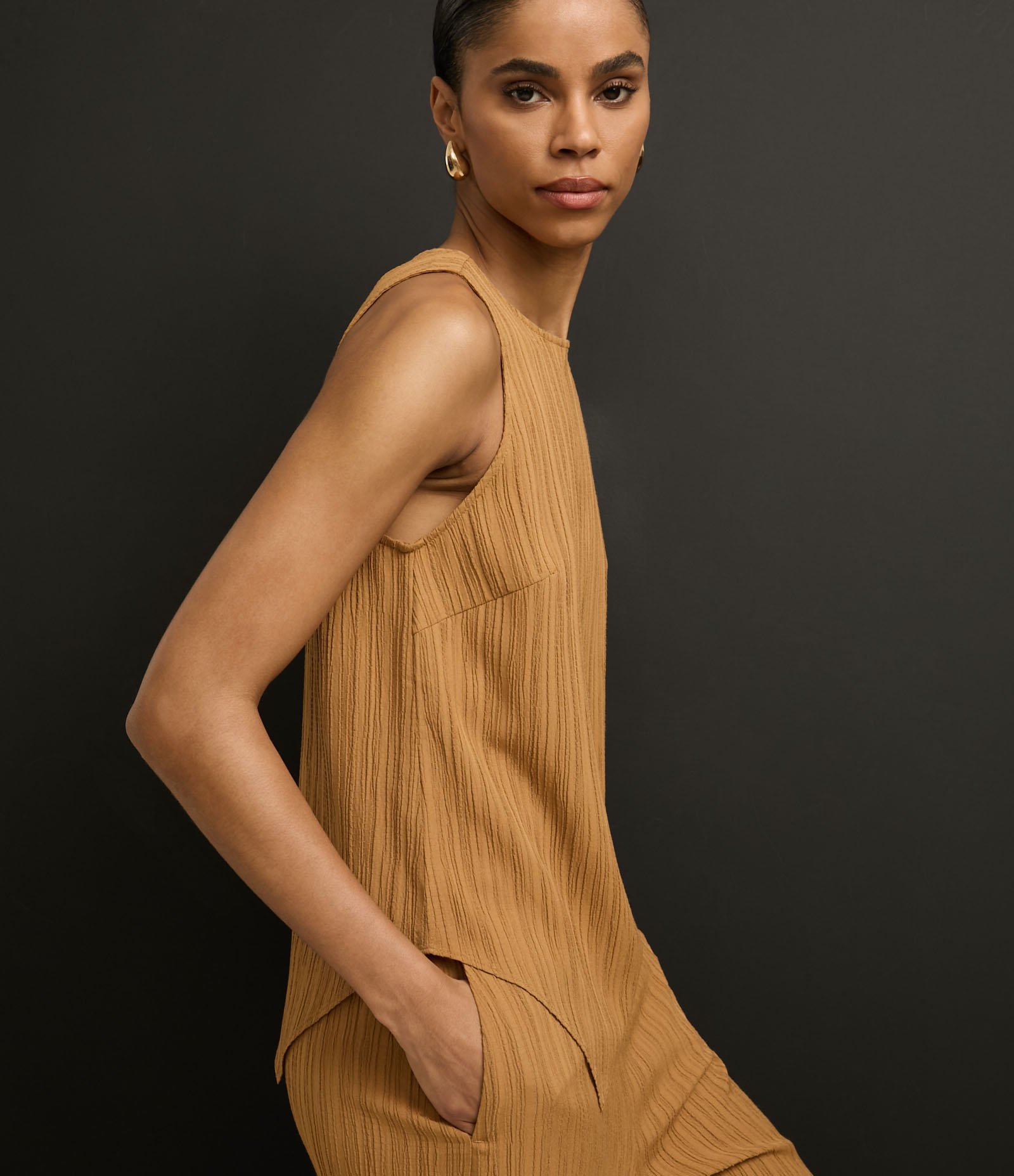 Blusa Alongada Texturizada com Barra Assimétrica Caramelo 8