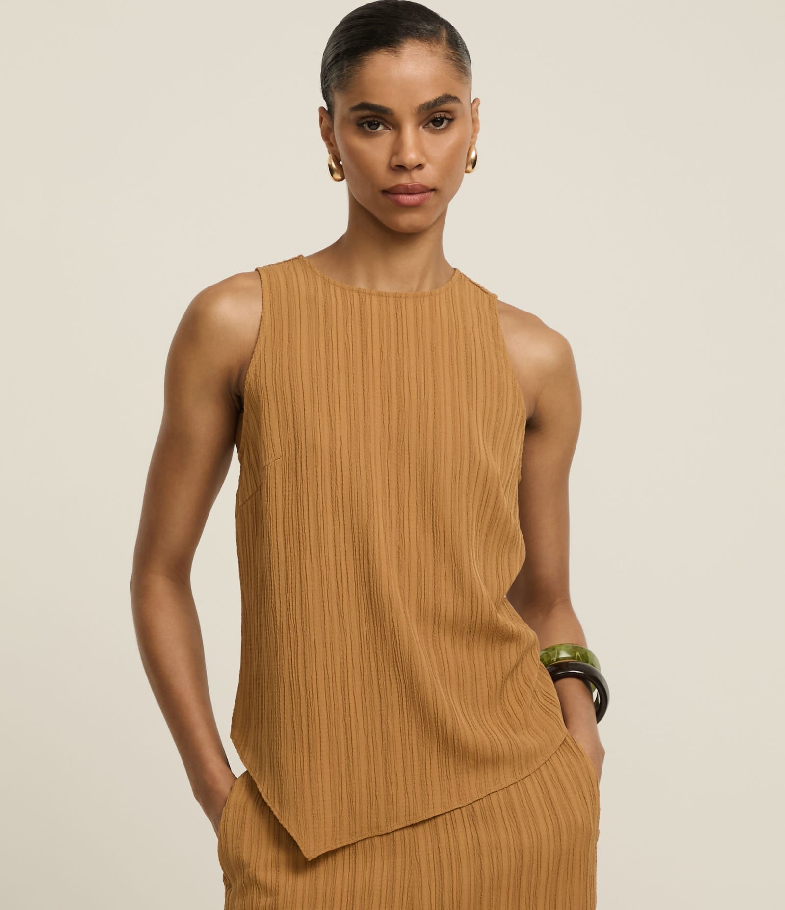 Blusa Alongada Texturizada com Barra Assimétrica Caramelo 1