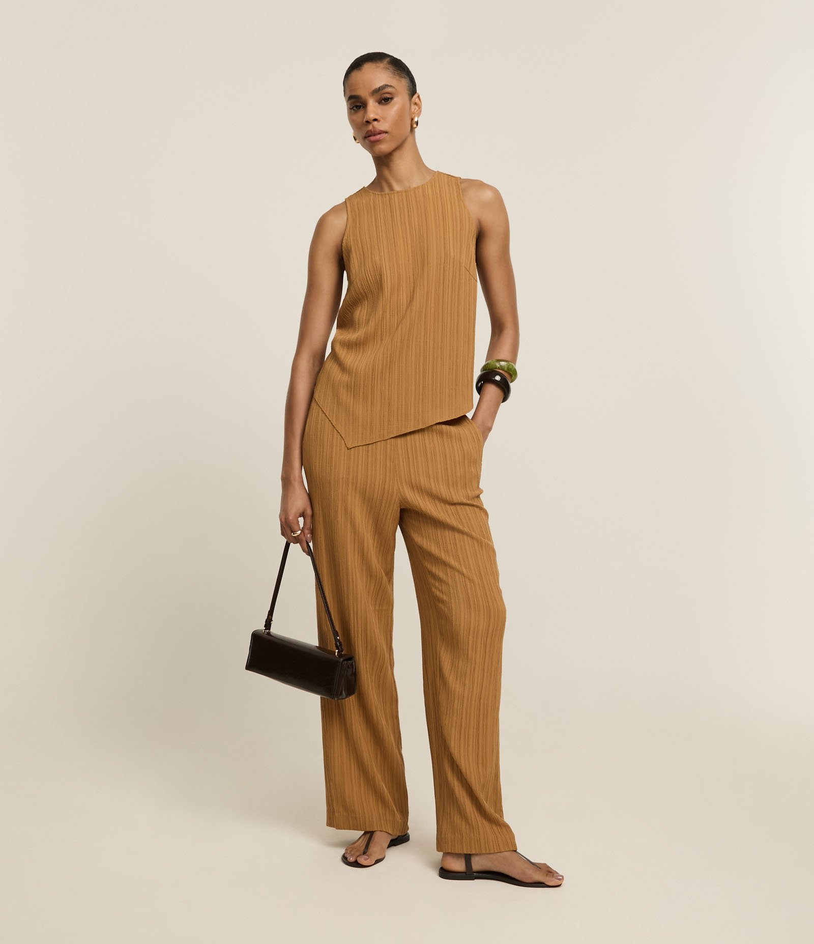 Blusa Alongada Texturizada com Barra Assimétrica Caramelo 2