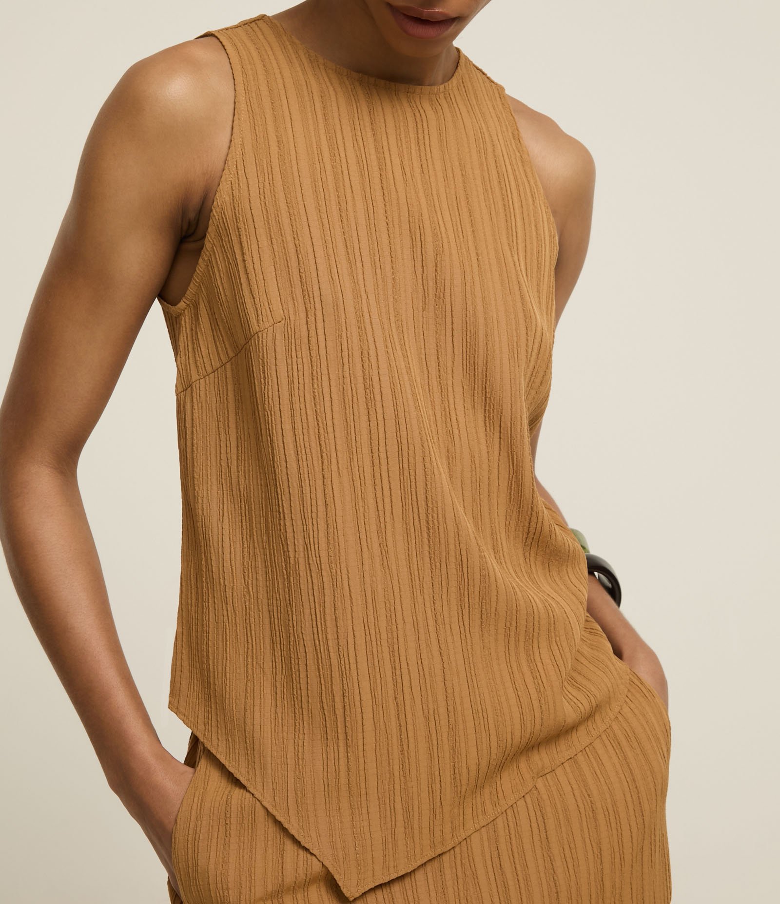 Blusa Alongada Texturizada com Barra Assimétrica Caramelo 3