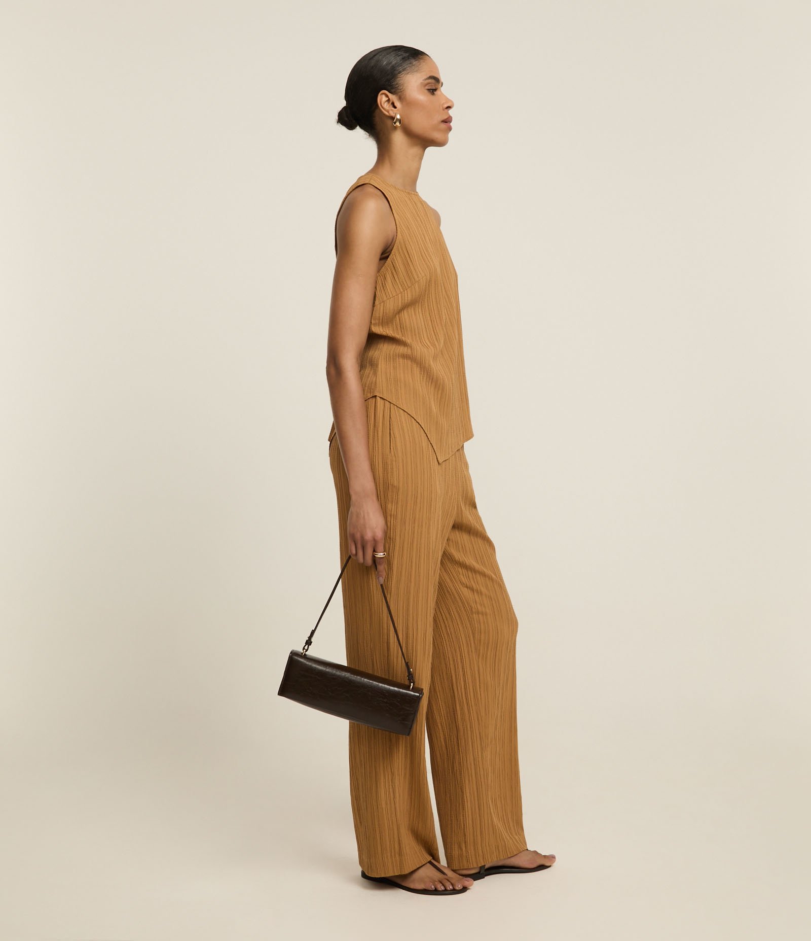 Blusa Alongada Texturizada com Barra Assimétrica Caramelo 4