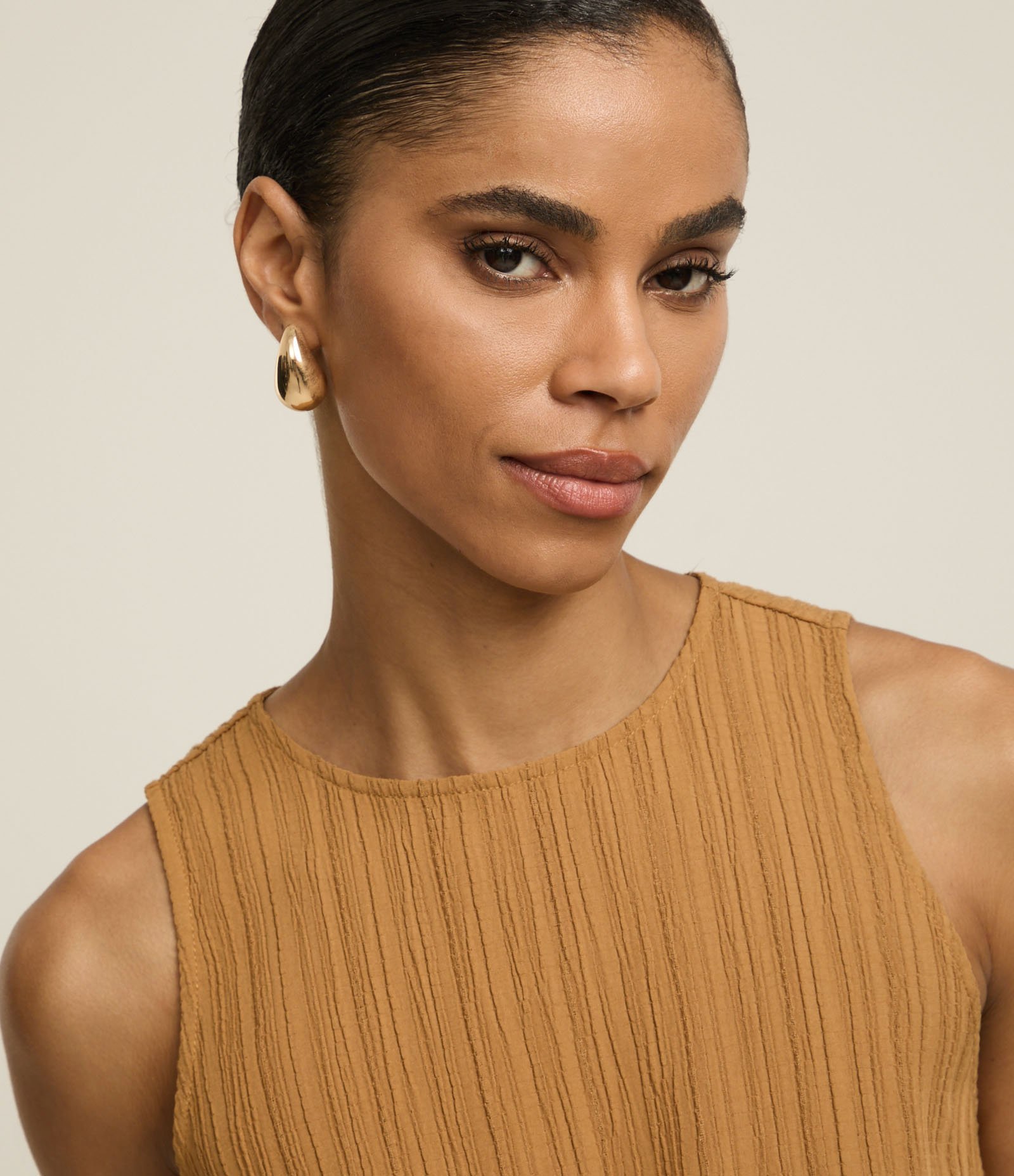 Blusa Alongada Texturizada com Barra Assimétrica Caramelo 5