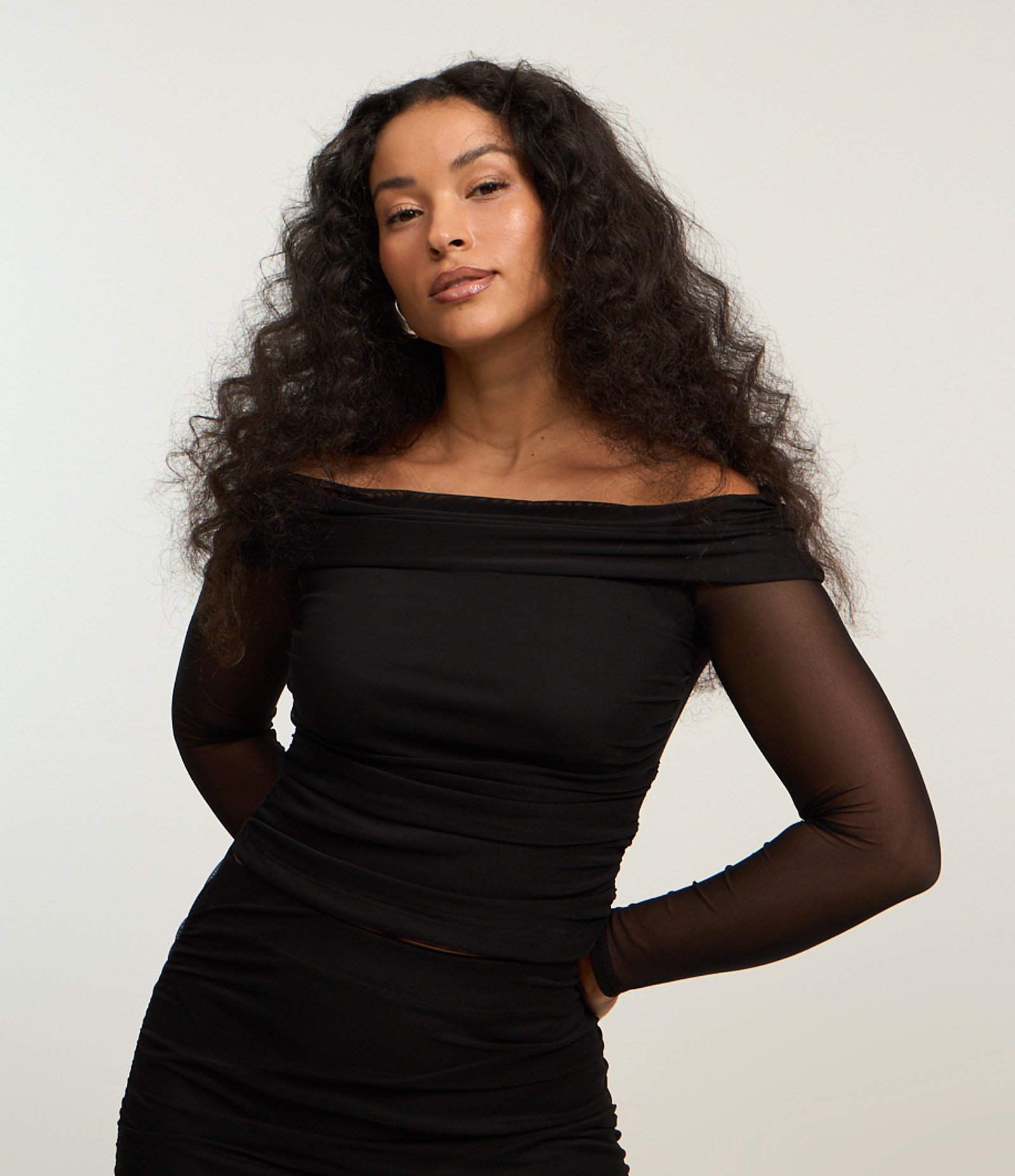 Blusa Ombro a Ombro em Tule com Pala Dobrada Preto 1