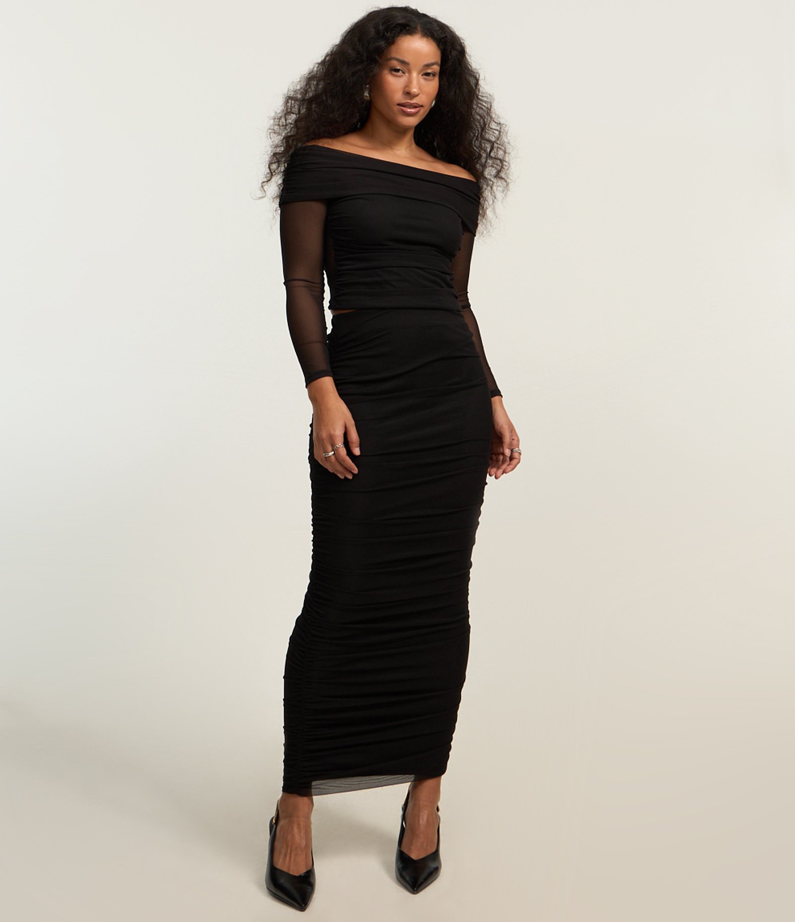 Blusa Ombro a Ombro em Tule com Pala Dobrada Preto 2