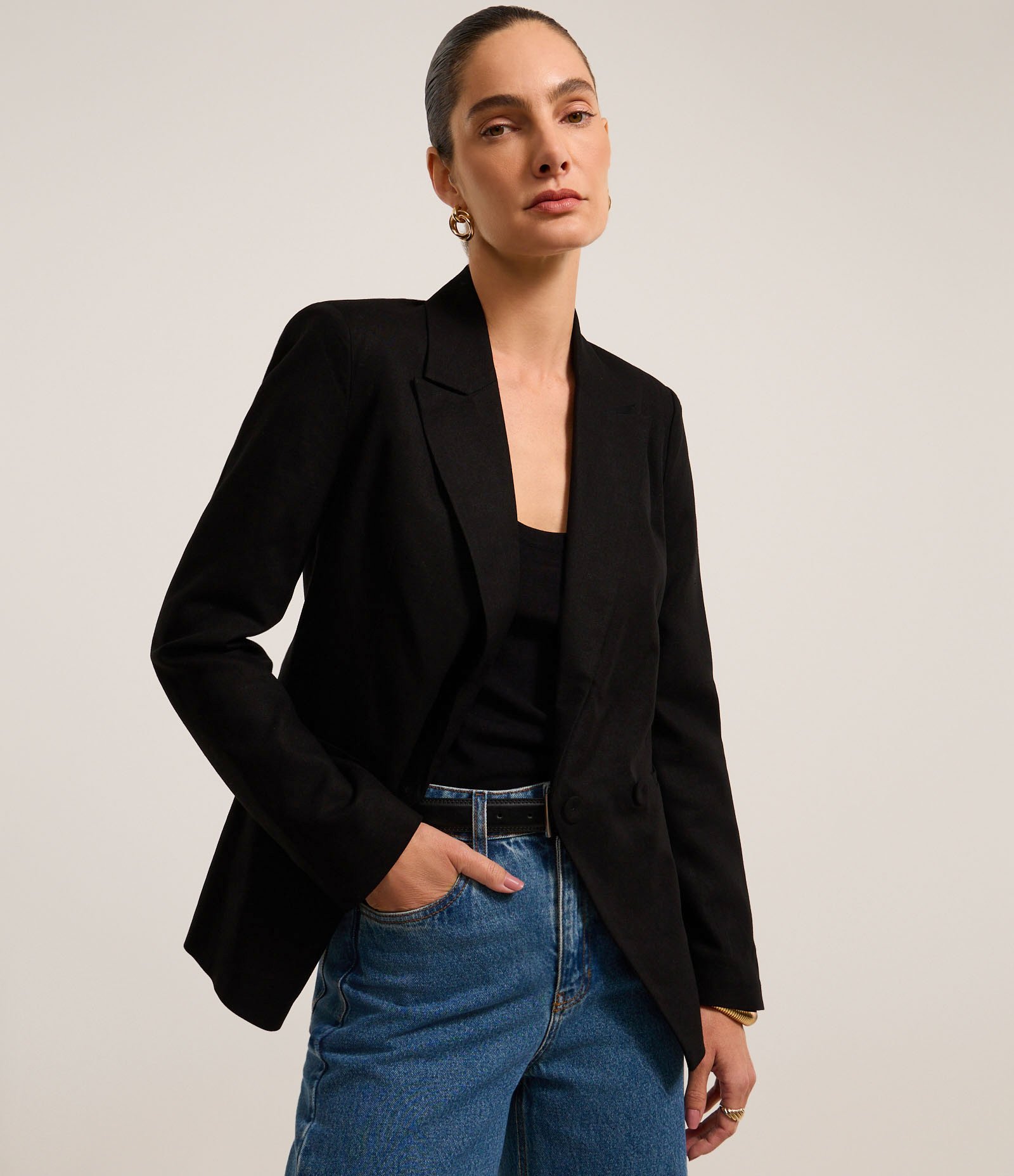 Blazer Alfaiataria em Viscolinho com Detalhe Assimétrico Preto 1
