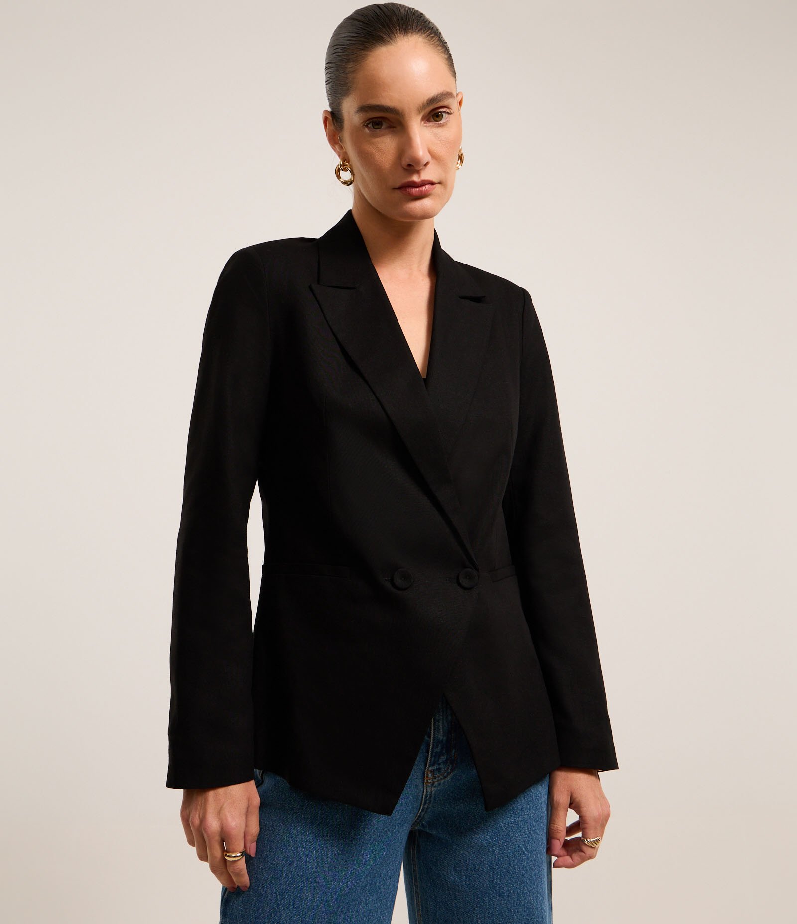 Blazer Alfaiataria em Viscolinho com Detalhe Assimétrico Preto 4