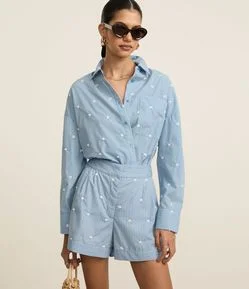 Camisa em Tricoline com Estampa Listras a Fio Tinto e Aplicação de Pérolas