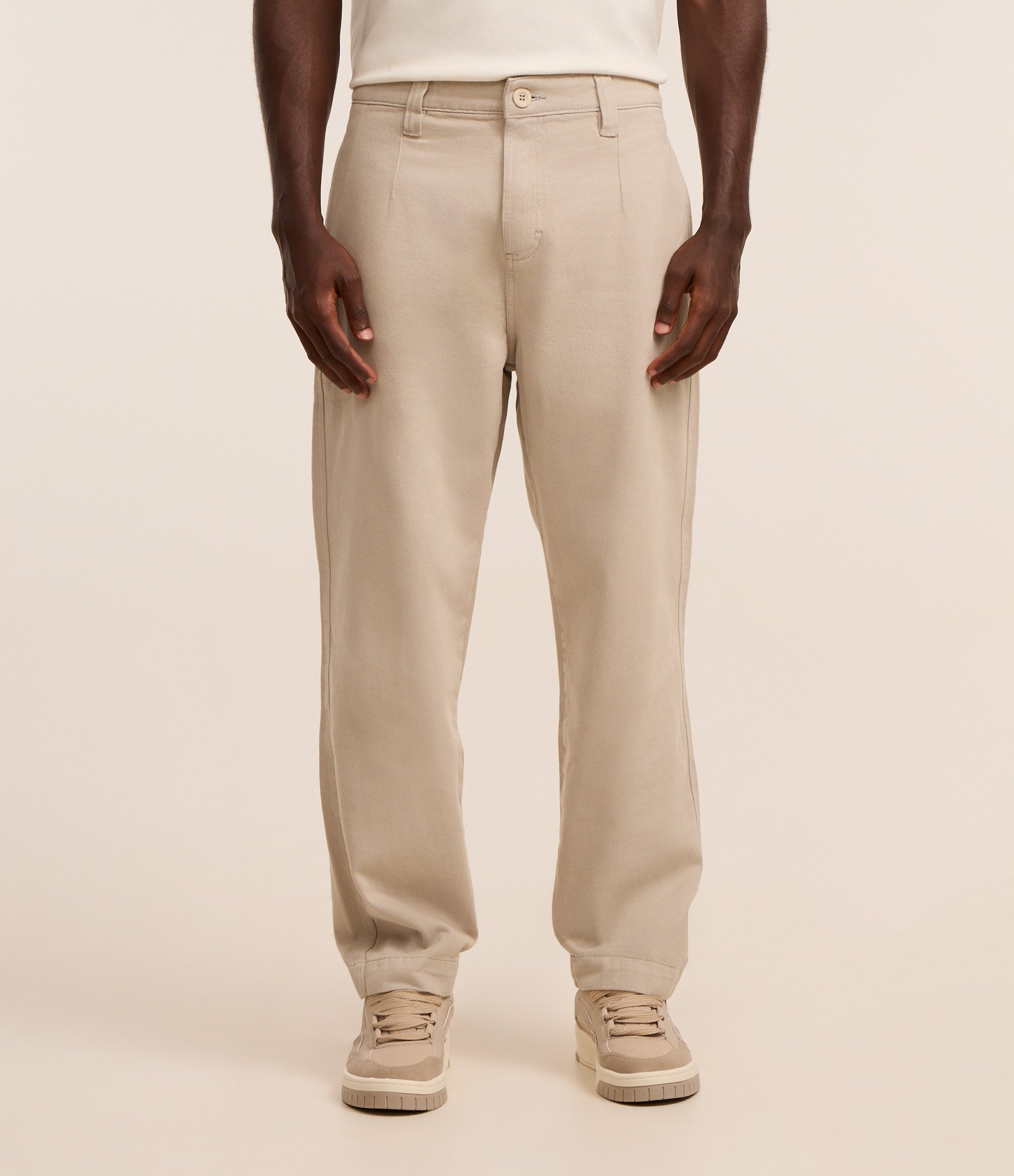 Calça Baggy Chino em Sarja com Bolsos e Detalhe no Cós Bege 2