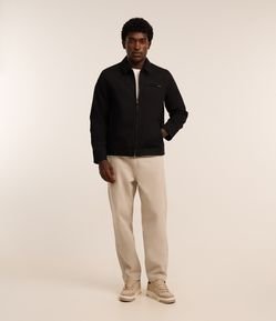 Calça Baggy Chino em Sarja com Bolsos e Detalhe no Cós