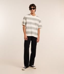 Calça Baggy Chino em Sarja com Bolsos e Detalhe no Cós