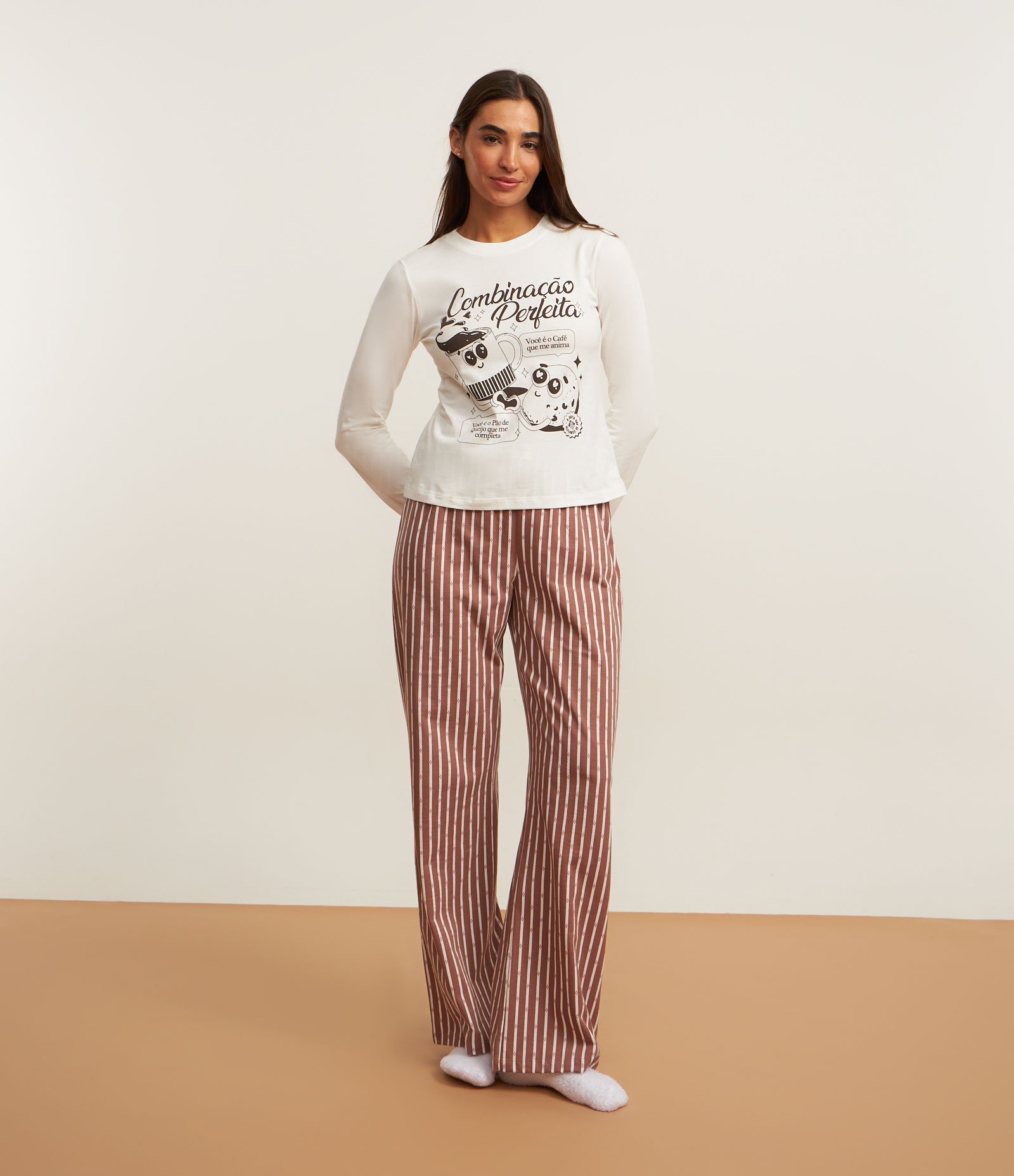 Pijama Longo em Algodão com Estampa Combinação Perfeita Off White/Marrom 1