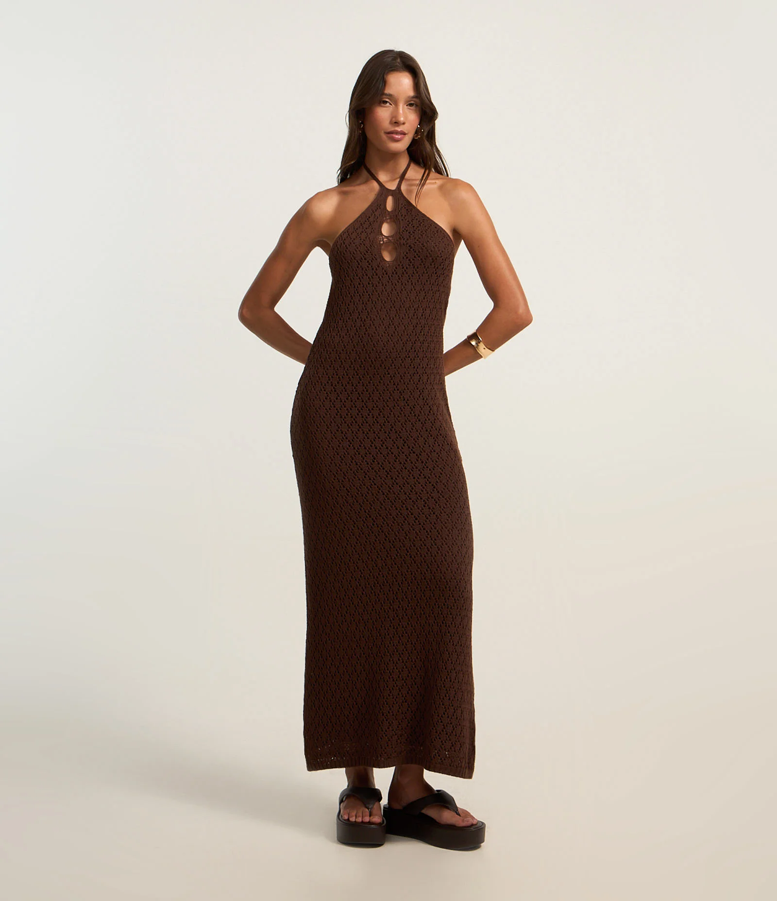 Vestido Long Midi em Tricô com Miçangas e Recortes Vazados Marrom 1