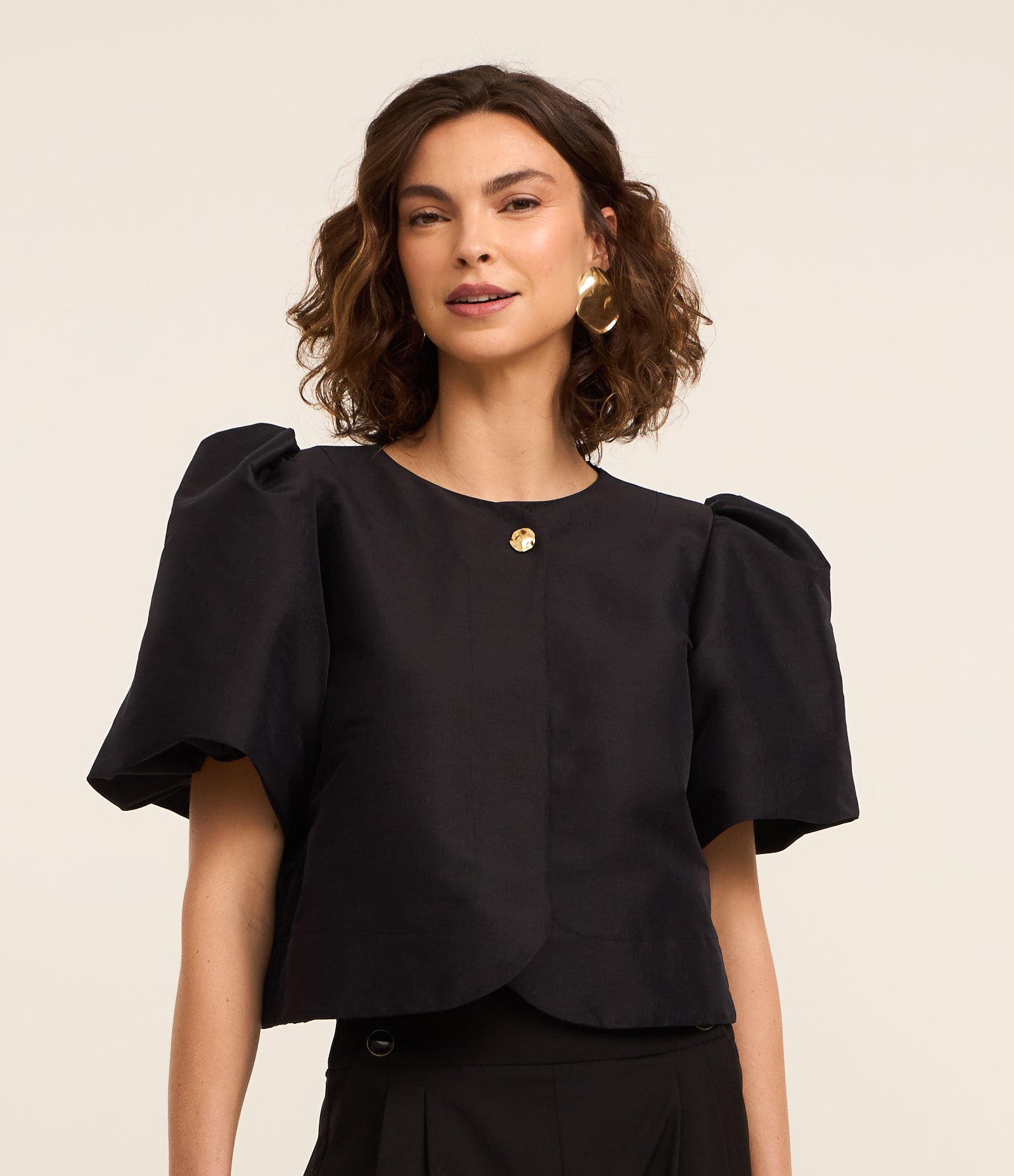 Blusa Balonê com Botão na Gola e Manga Bufante Preto 2