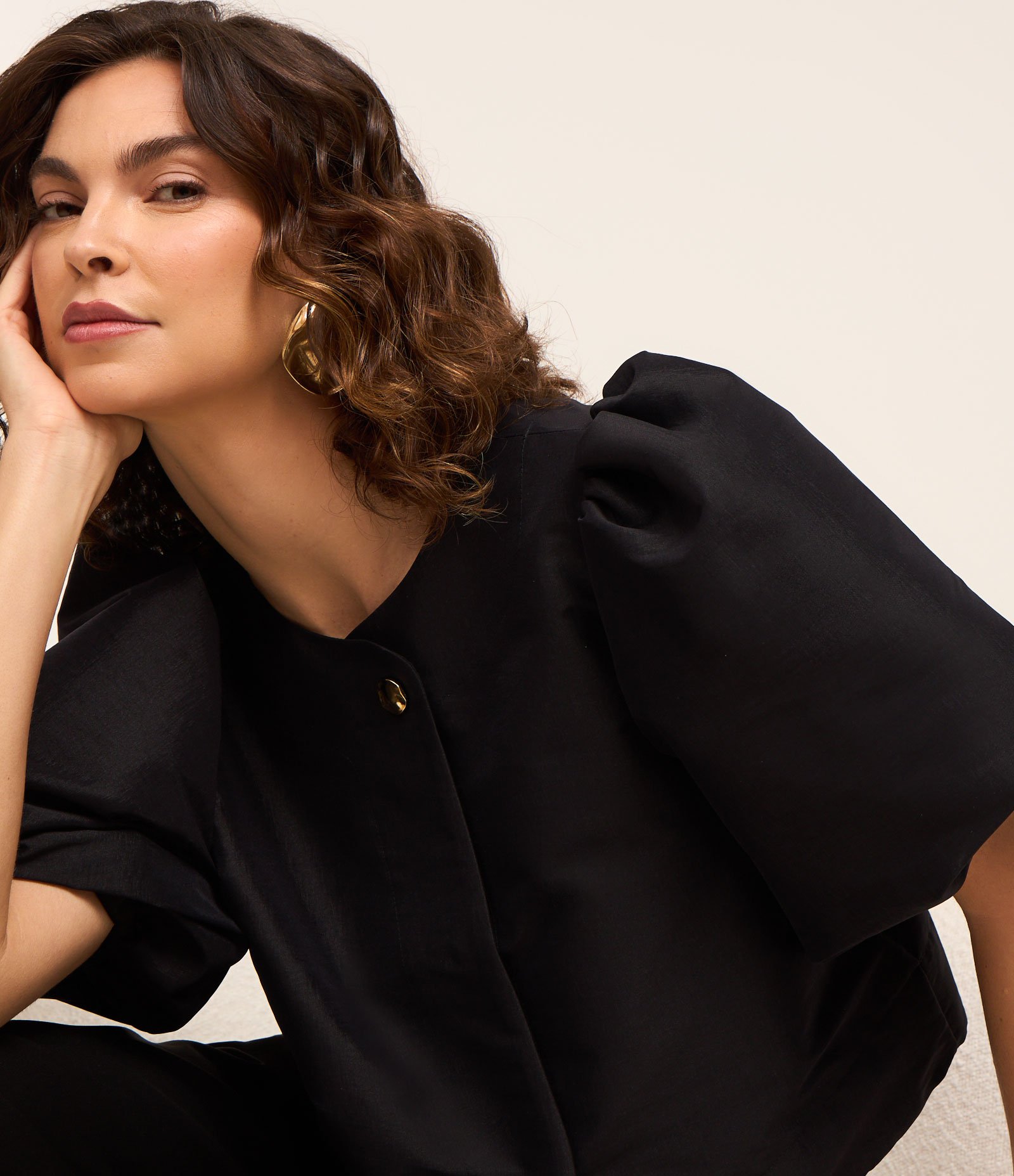 Blusa Balonê com Botão na Gola e Manga Bufante Preto 3