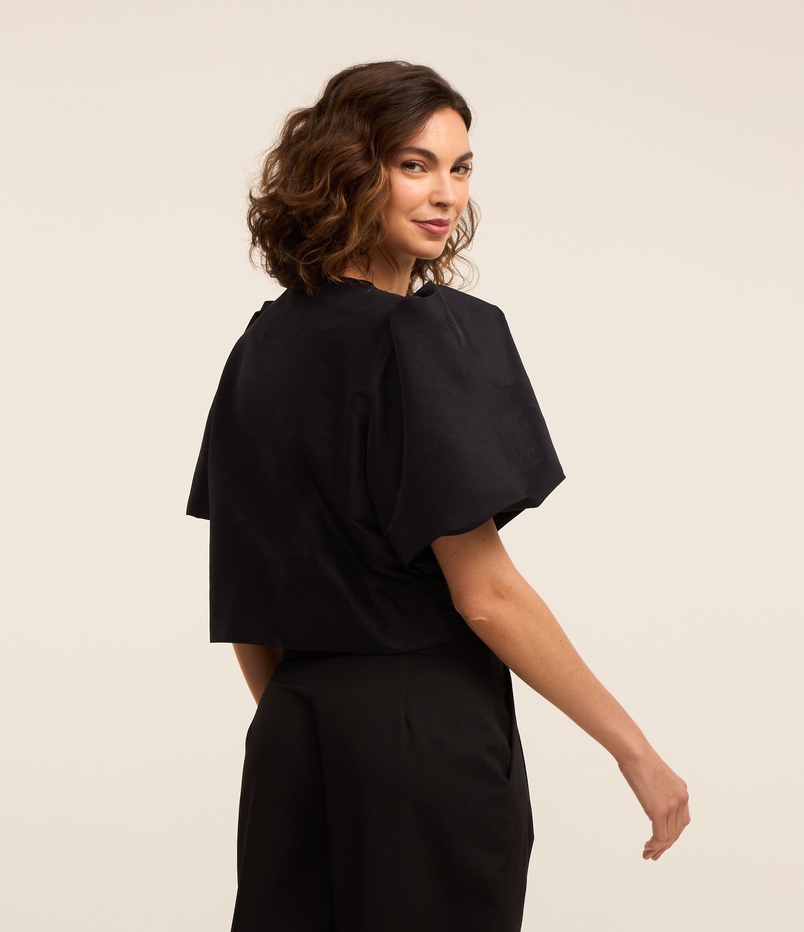 Blusa Balonê com Botão na Gola e Manga Bufante Preto 5