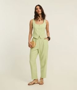 Calça Cenoura Alfaiatada Cintura Alta em Crepe com Bolsos