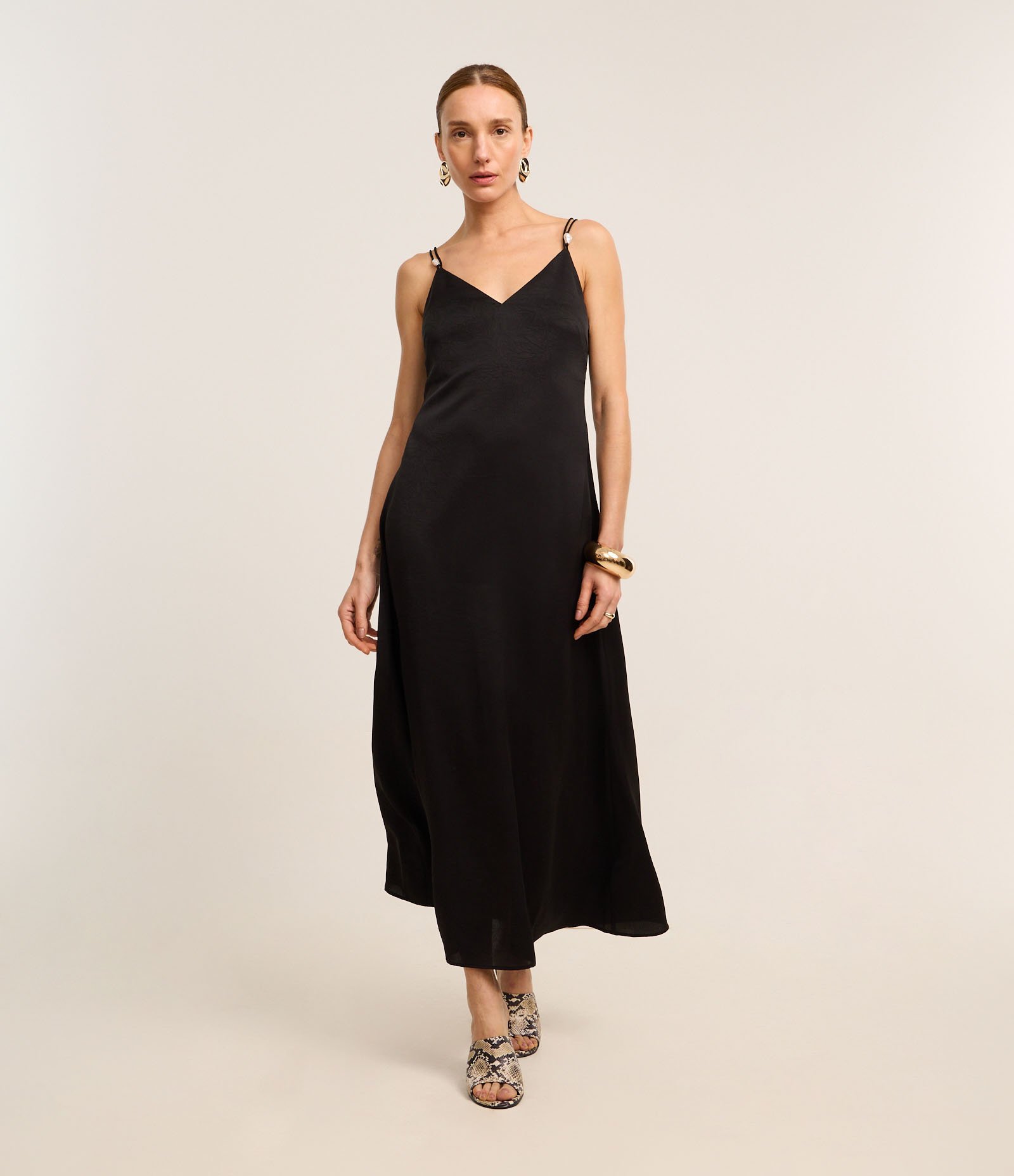 Vestido Reto Midi em Cetim com Pérolas na Alça Dupla Preto 1