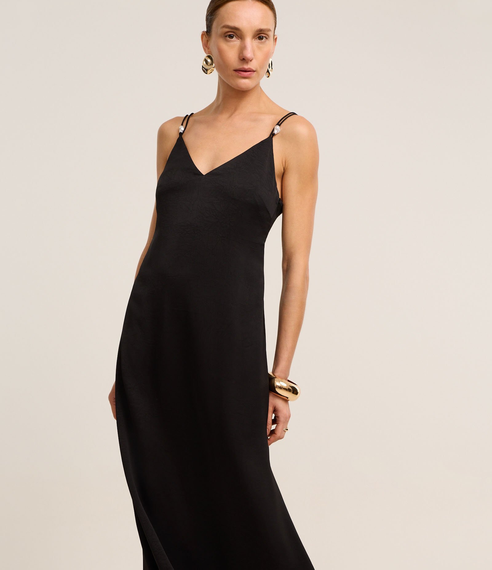 Vestido Reto Midi em Cetim com Pérolas na Alça Dupla Preto 2