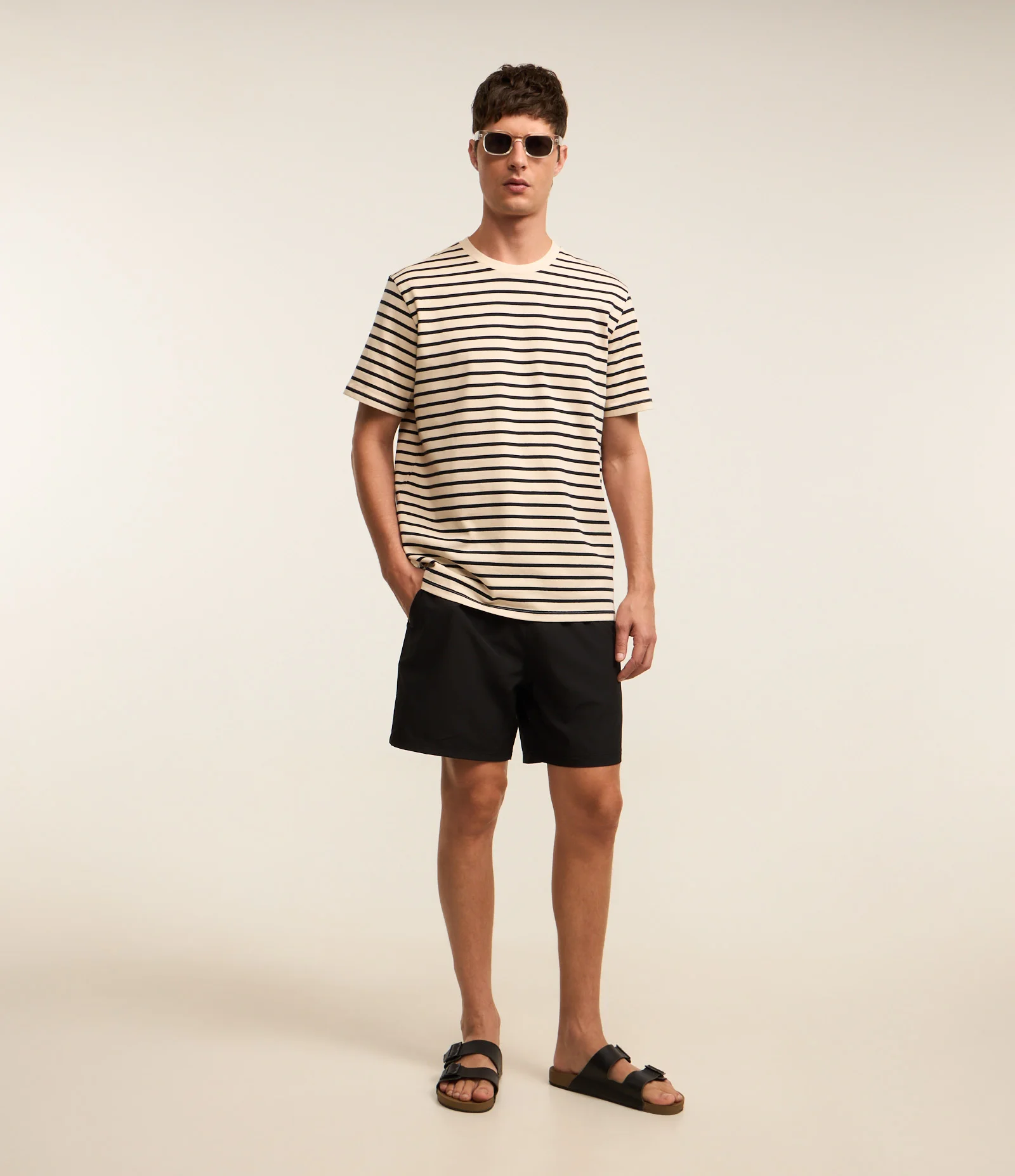 Bermuda Básica Lisa em Microfibra com Bolsos Preto 1