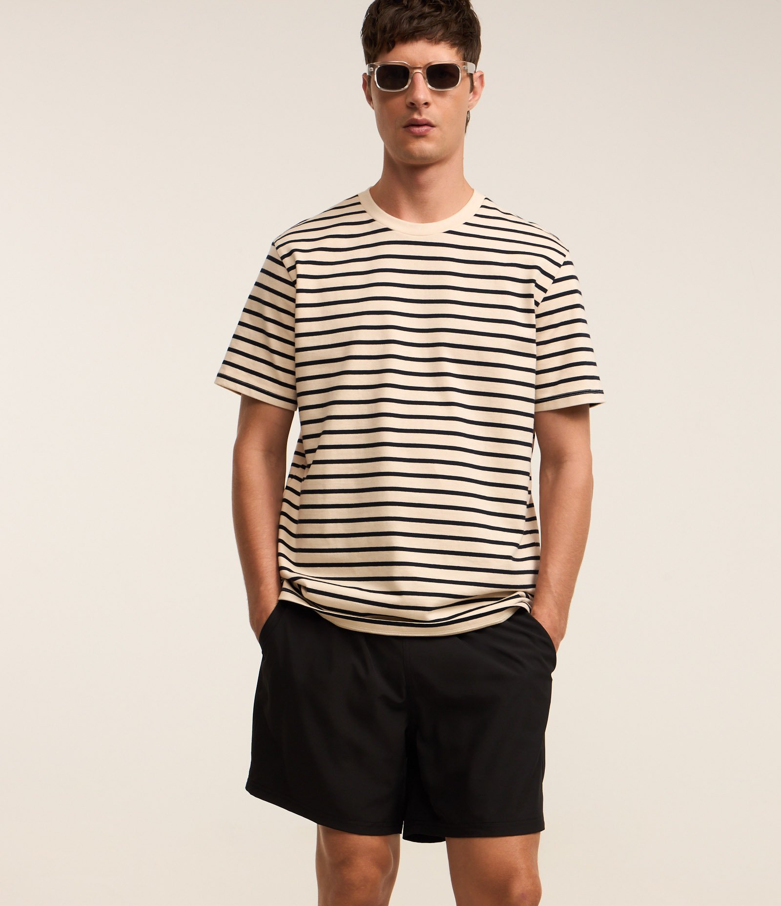 Bermuda Básica Lisa em Microfibra com Bolsos Preto 4