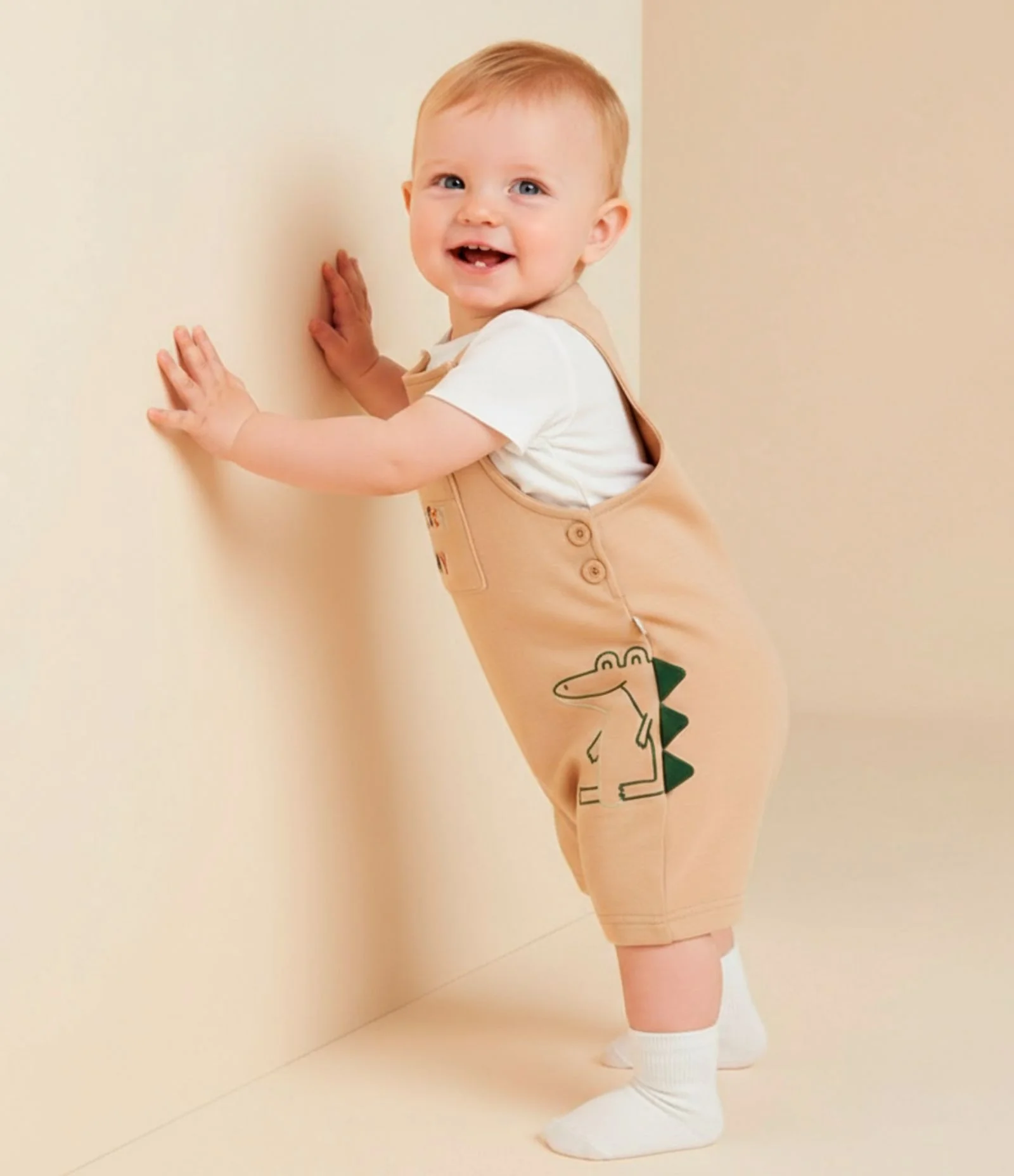 Jardineira Infantil com Bordado Dino e Cristas - Tam 3 a 18 meses Bege 2