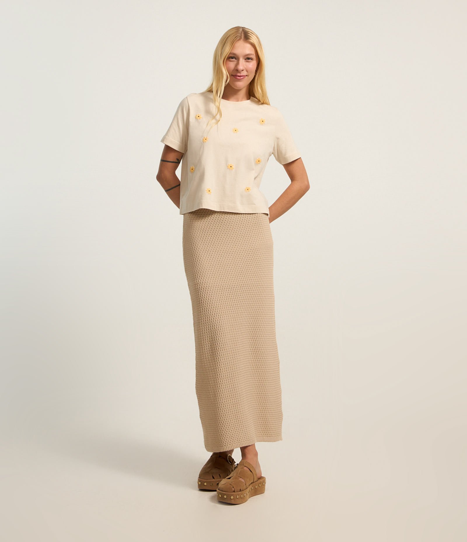 Blusa Baby Look em Algodão com Florzinhas Bege 1