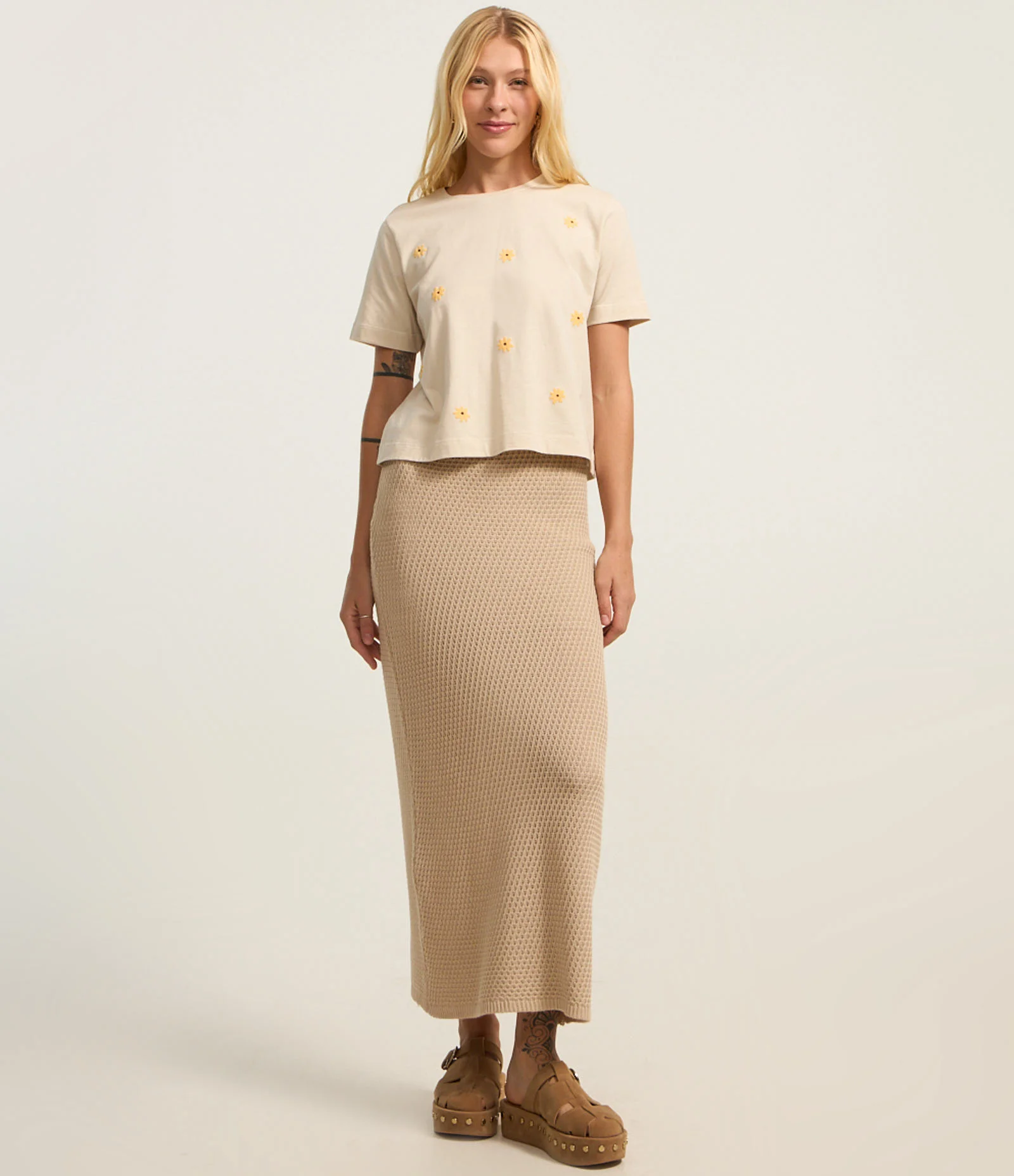 Blusa Baby Look em Algodão com Florzinhas Bege 2