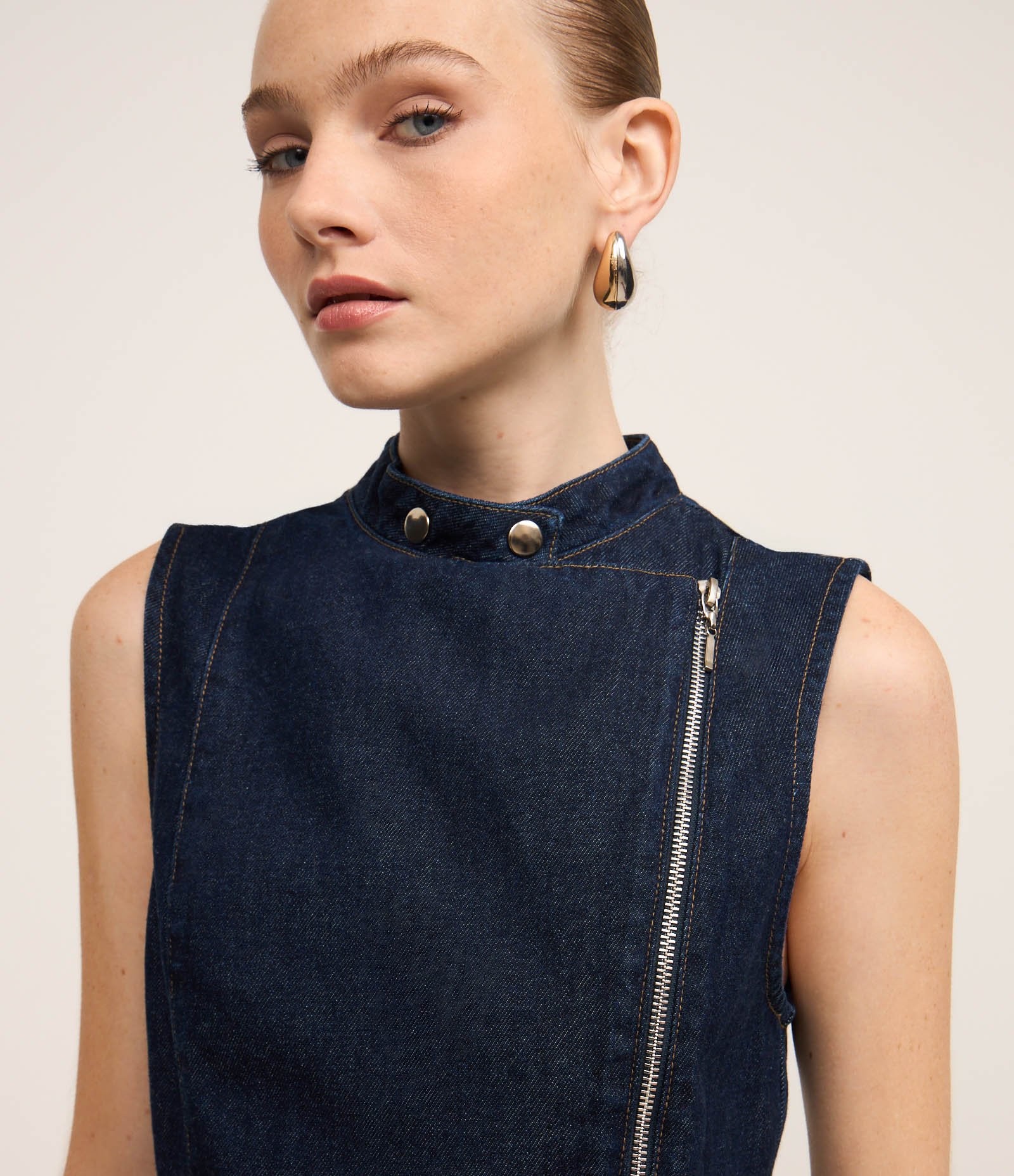 Vestido Curto em Jeans com Gola Biker e Zíper Frontal Azul Escuro 3