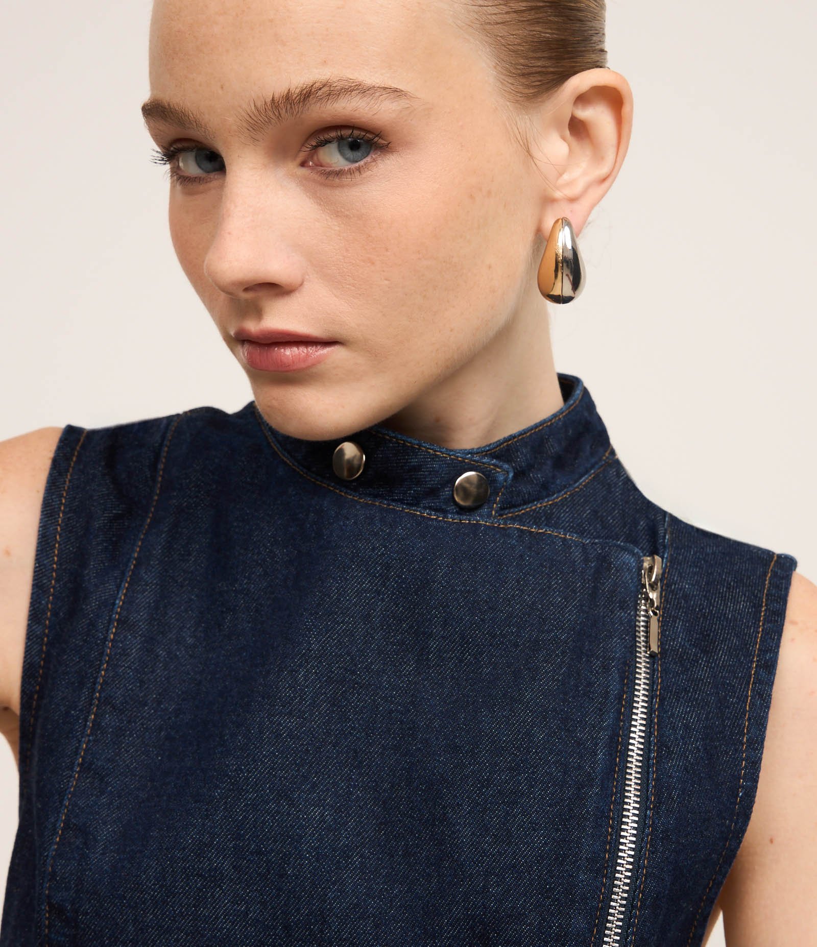 Vestido Curto em Jeans com Gola Biker e Zíper Frontal Azul Escuro 7