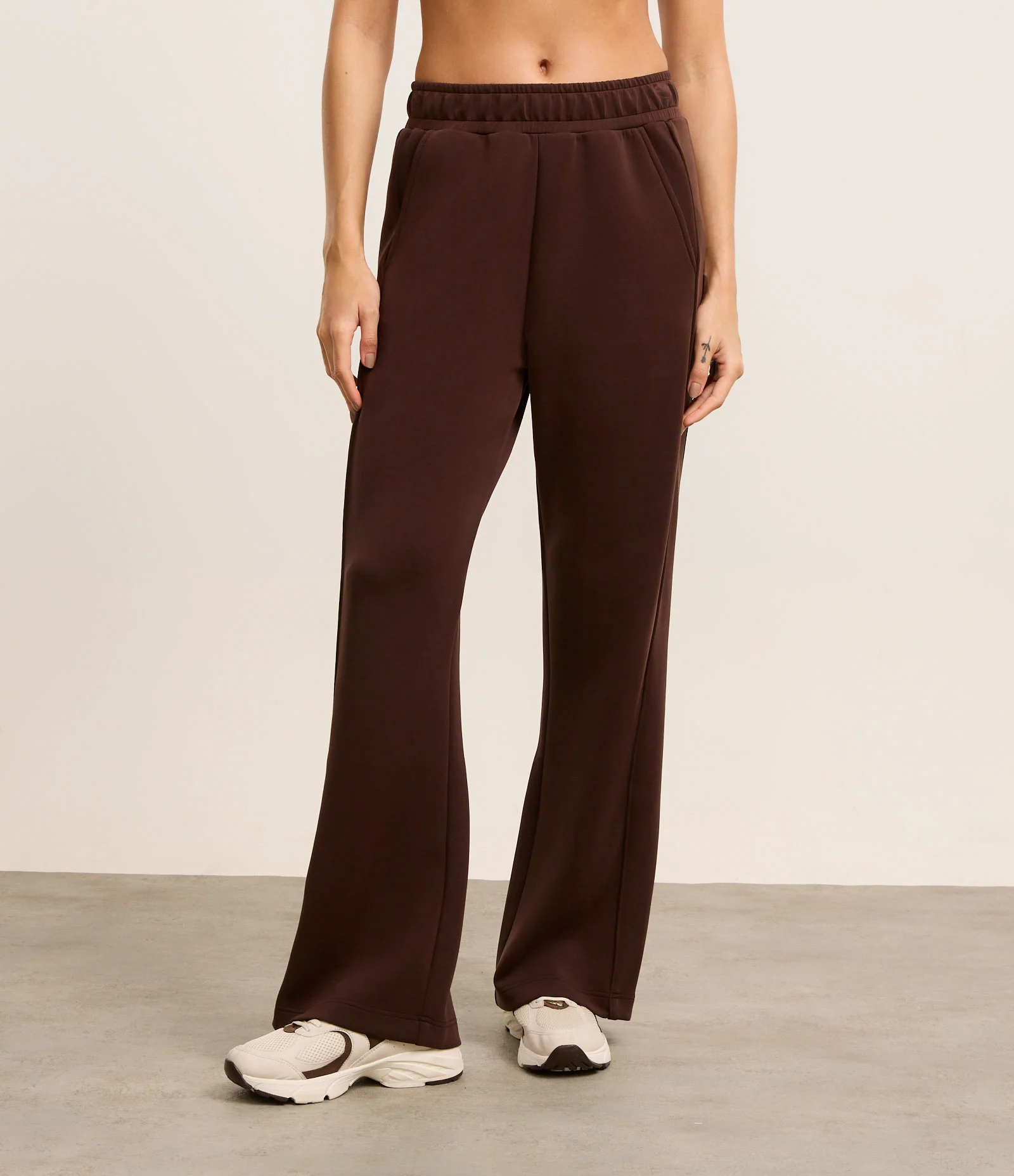 Calça Reta Esportiva em Modal com Bolsos Marrom 2