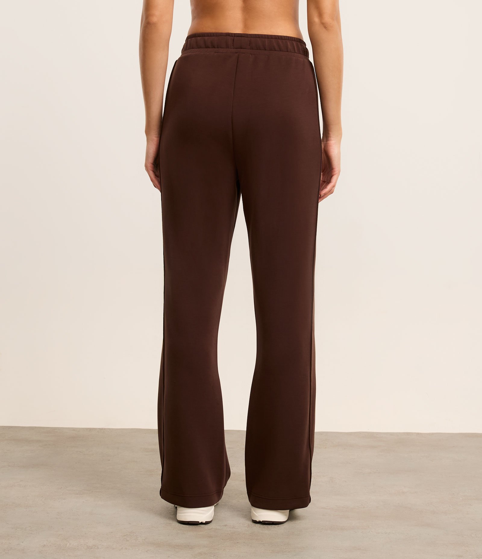 Calça Reta Esportiva em Modal com Bolsos Marrom 3