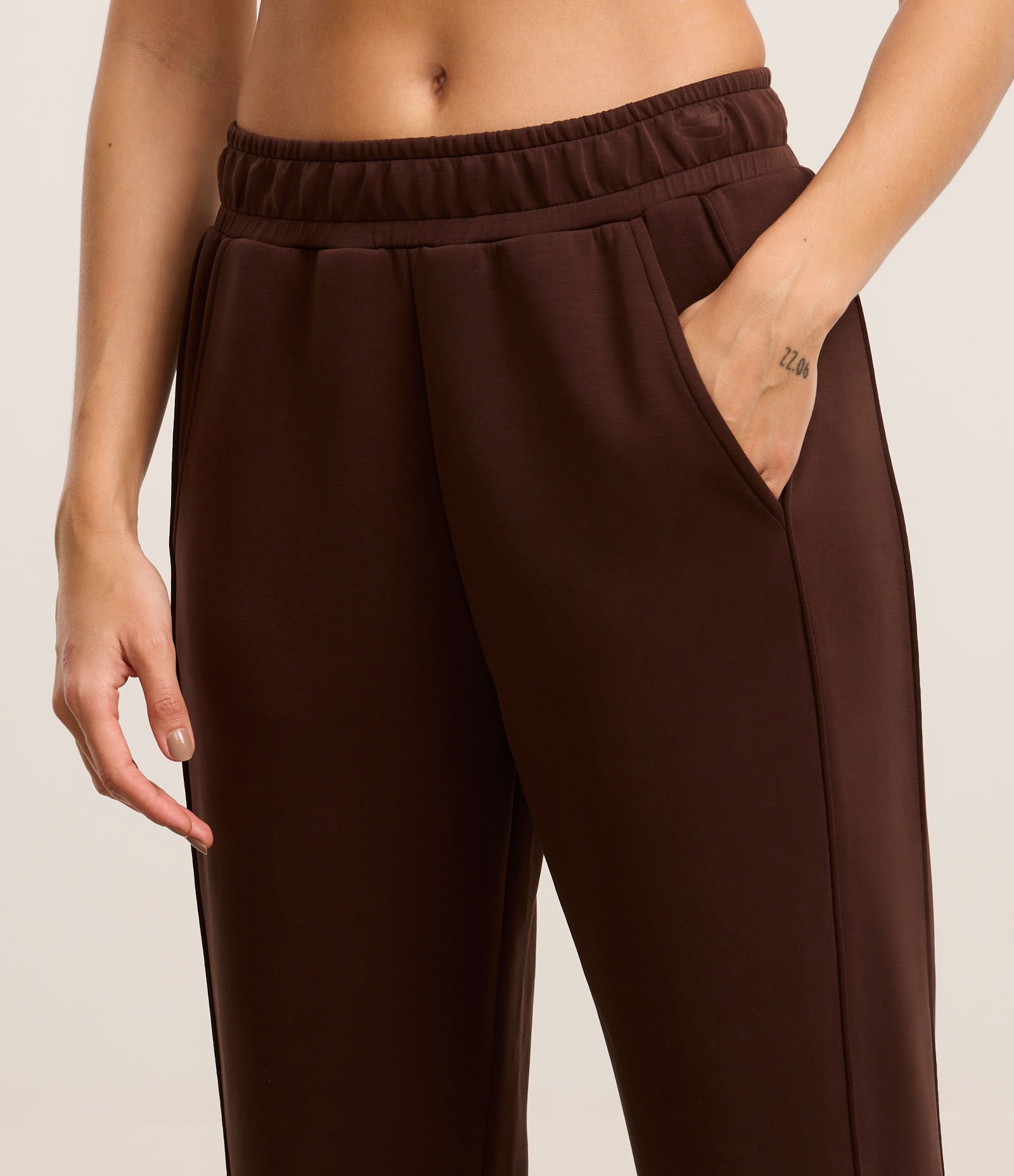 Calça Reta Esportiva em Modal com Bolsos Marrom 4