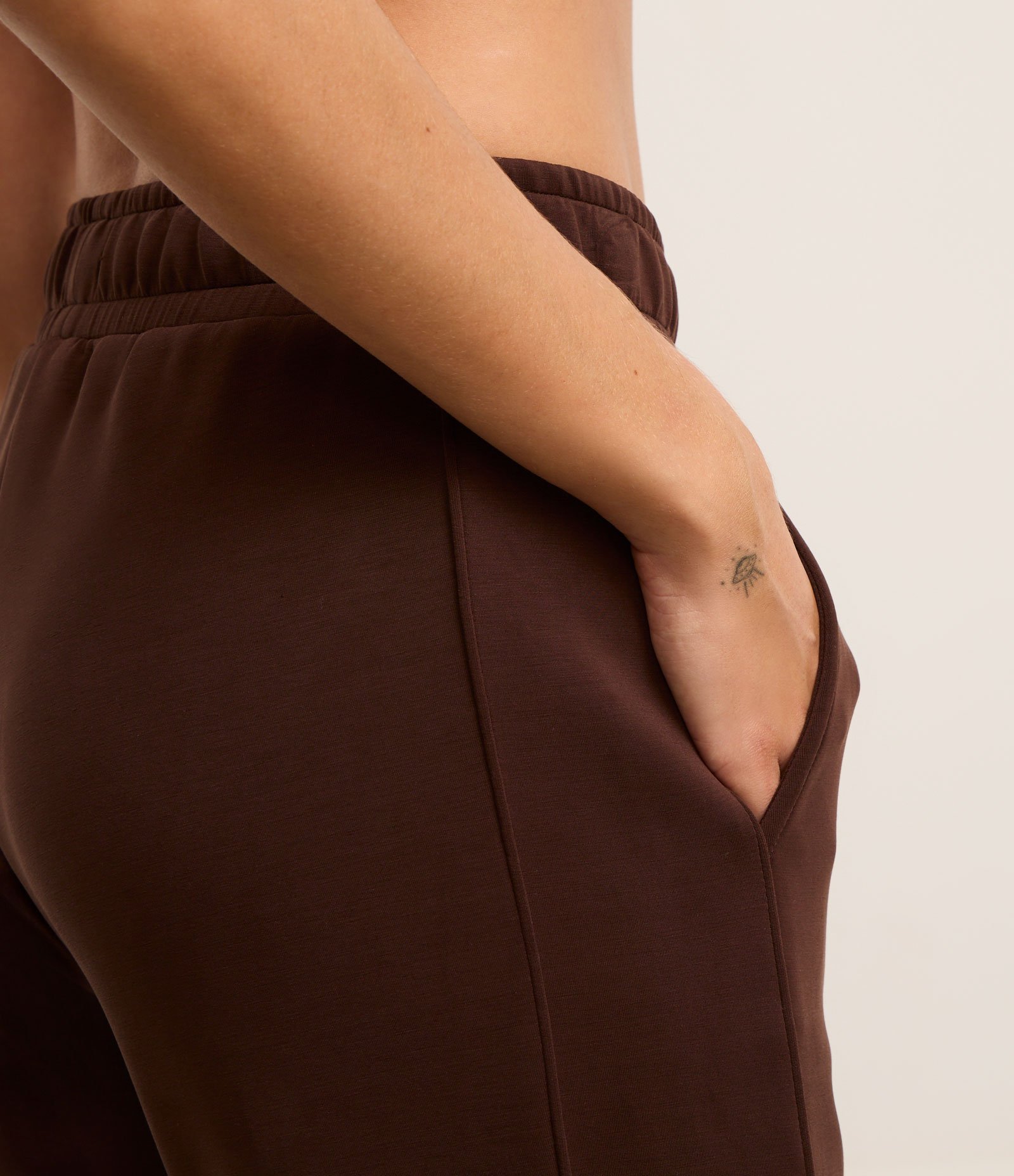 Calça Reta Esportiva em Modal com Bolsos Marrom 5
