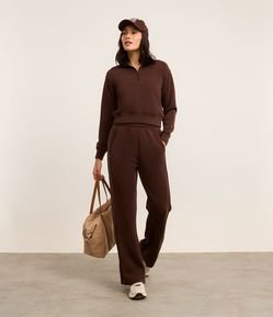 Calça Reta Esportiva em Modal com Bolsos