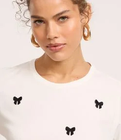 Camiseta Baby Look em Algodão com Lacinhos Bordados