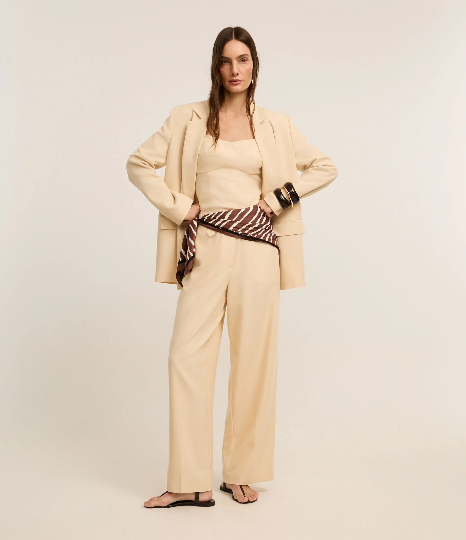 Blusa de Alça Larga com Linho e Decote Coração Bege 6