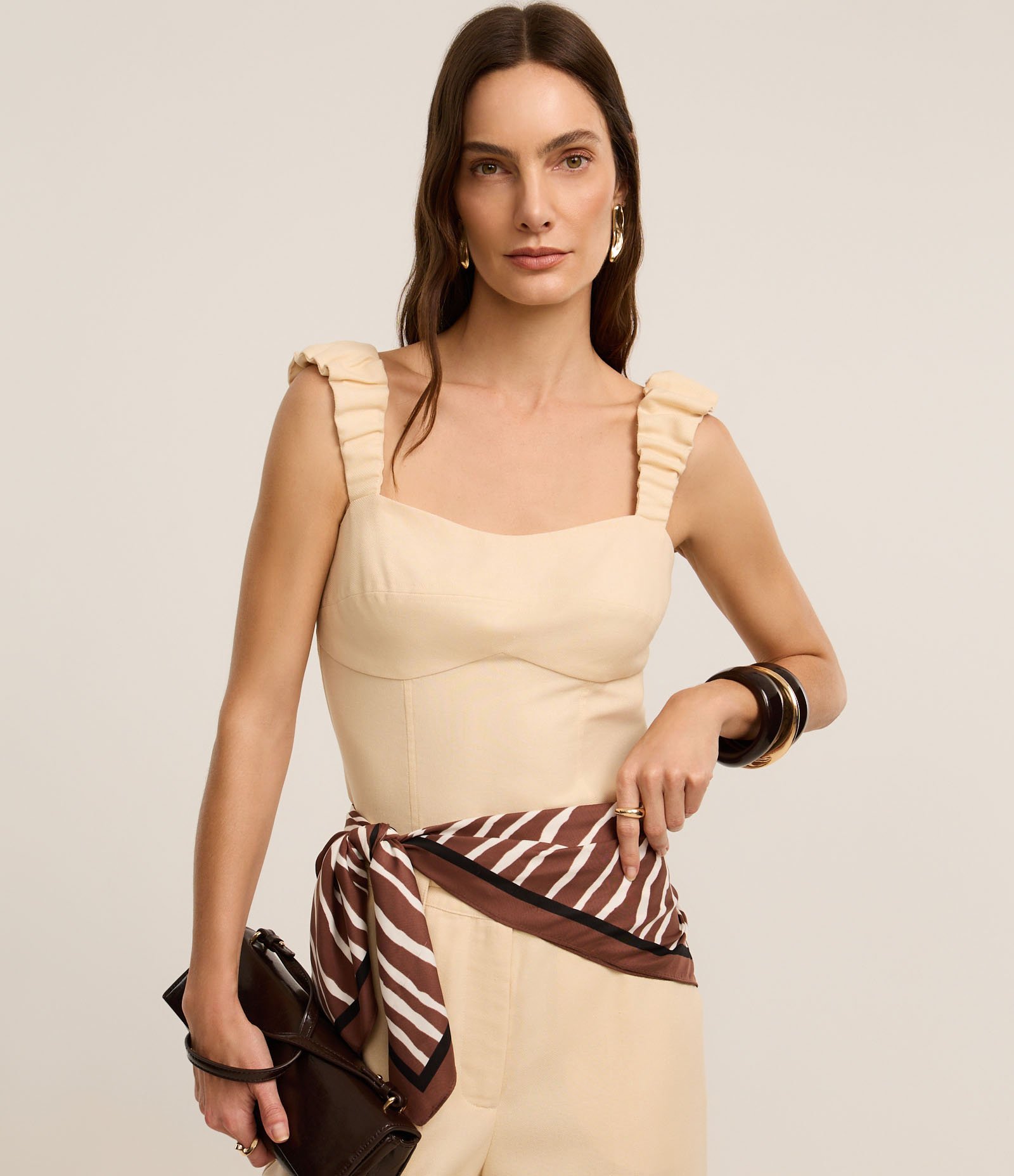 Blusa de Alça Larga com Linho e Decote Coração Bege 2