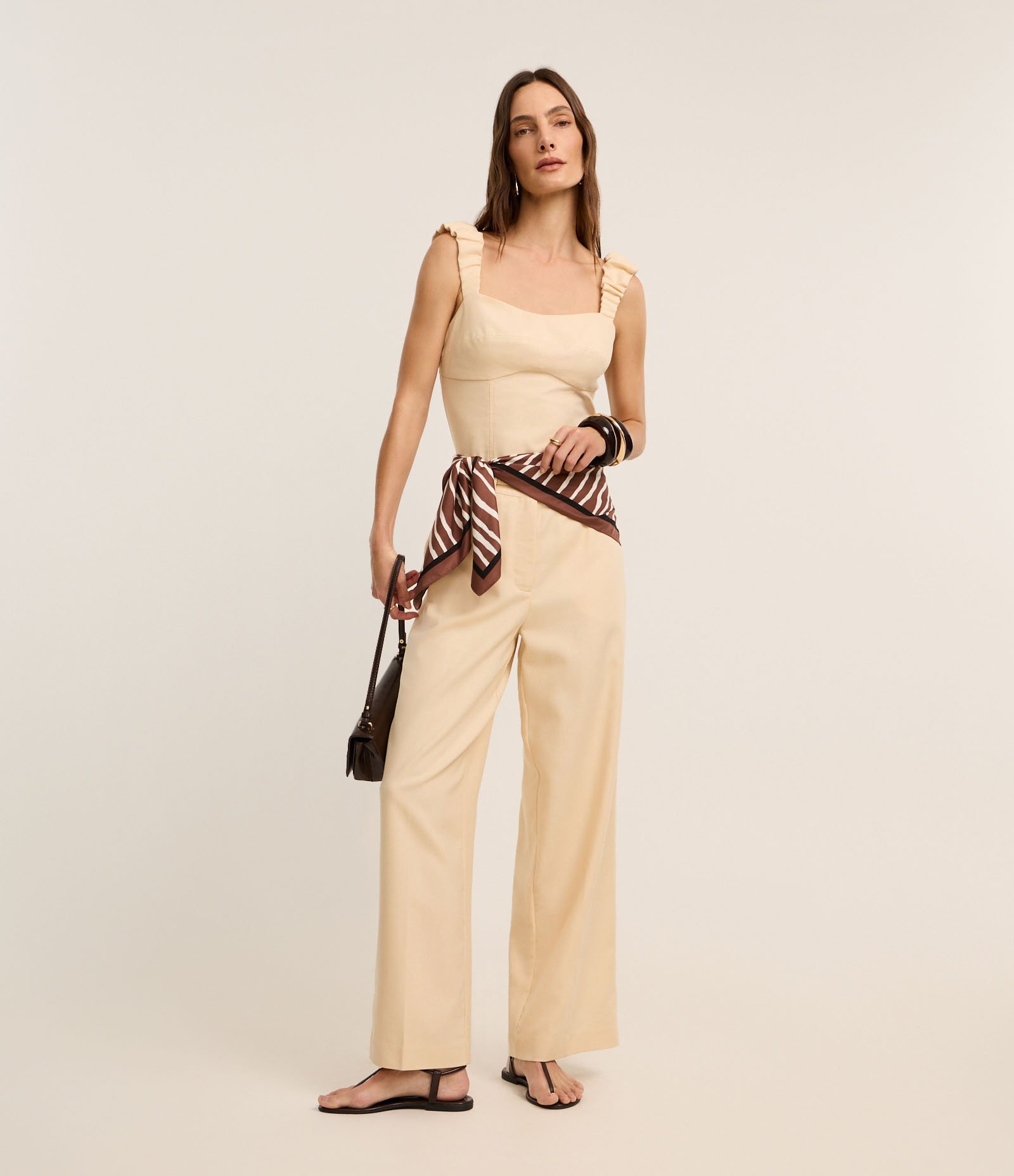 Blusa de Alça Larga com Linho e Decote Coração Bege 3