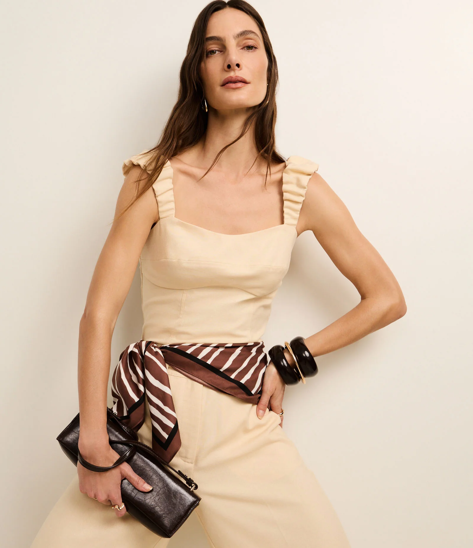 Blusa de Alça Larga com Linho e Decote Coração Bege 5