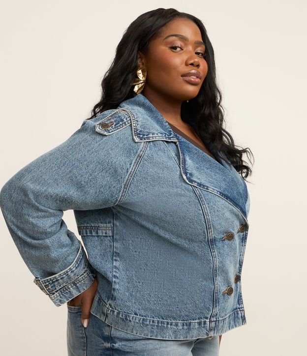 Jaqueta Trench Coat em Jeans com Botões Transpassados Curve & Plus Size