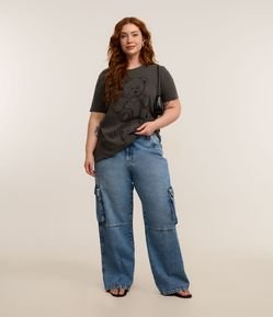 Calça Wide Leg em Jeans com Bolsos Cargo e Recortes Curve & Plus Size