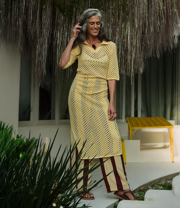 Vestido Midi com Efeito Crochê e Gola Polo