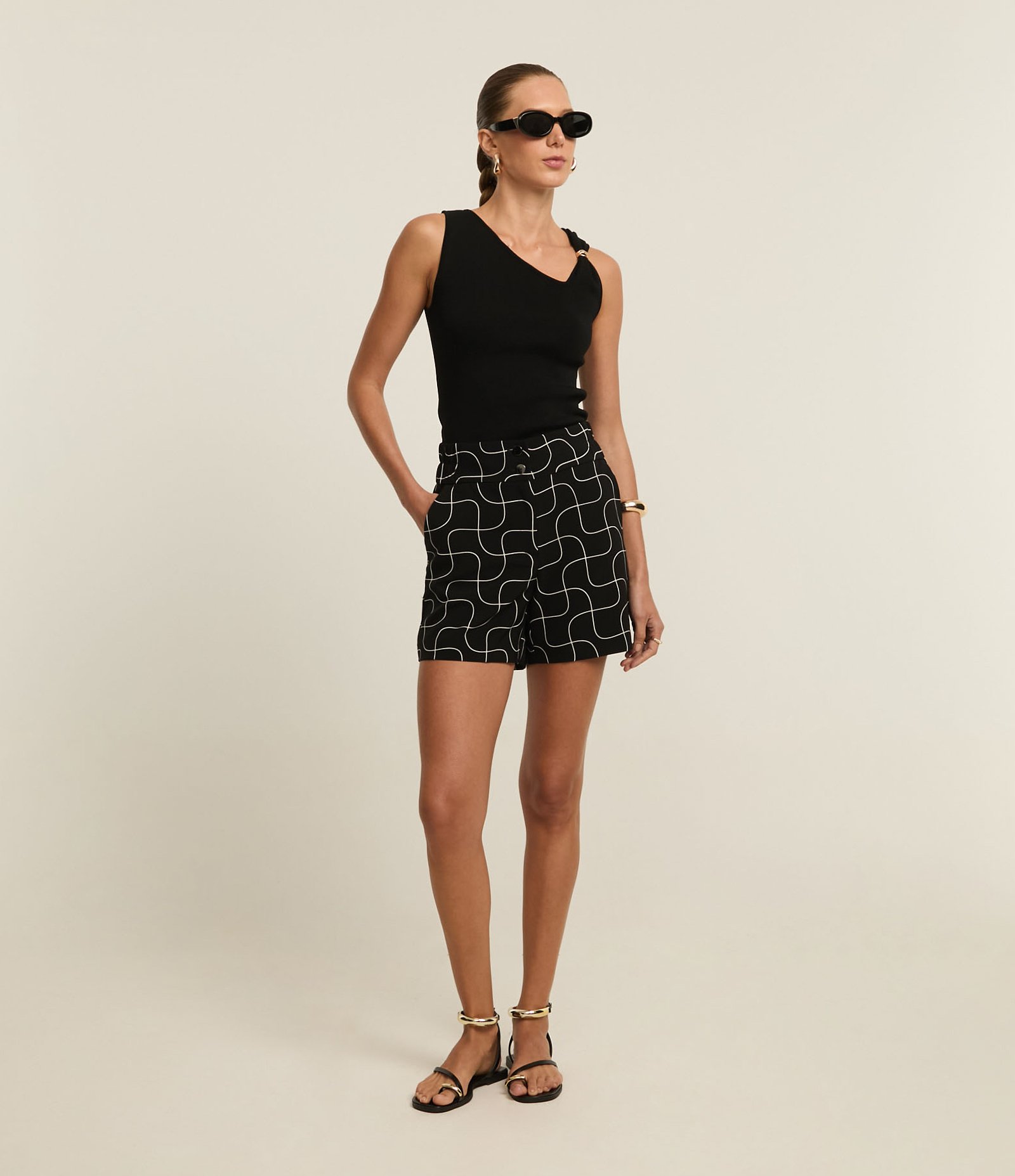 Short Reto Alfaiatado Cintura Alta com Estampa Linhas Curvas Preto 1