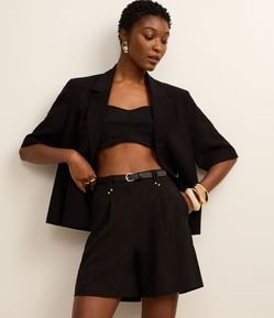 Short Alfaiatado com Pregas e Cinto Fino de PU