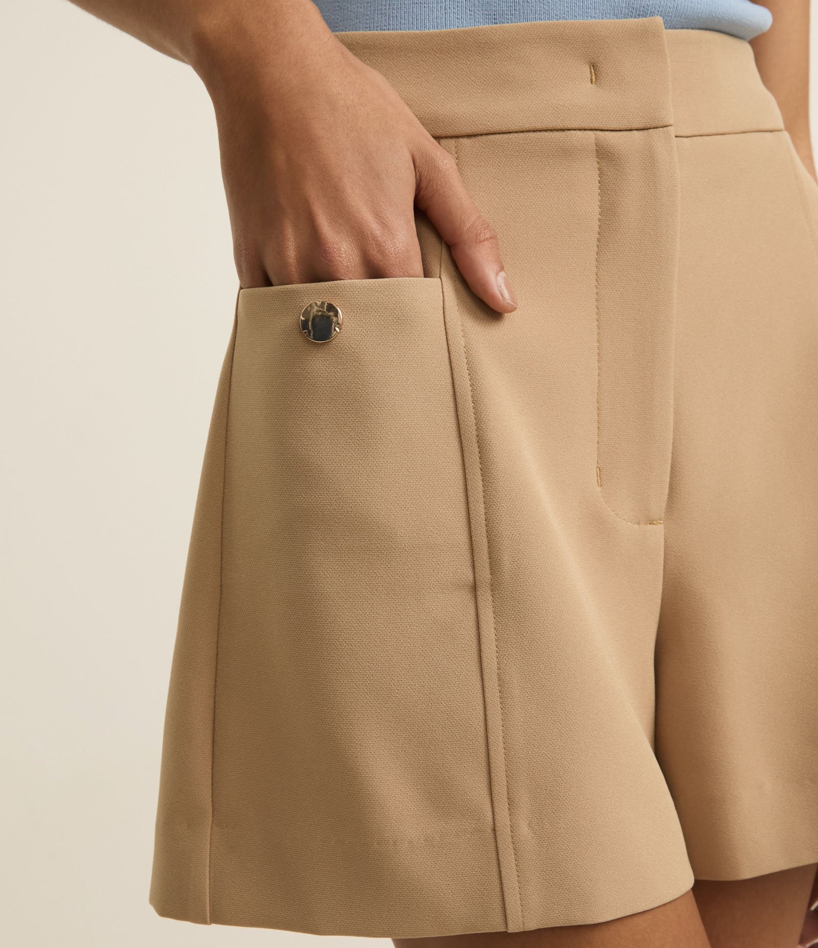 Short Alfaitado Cintura Alta com Bolsos Laterais Bege 4