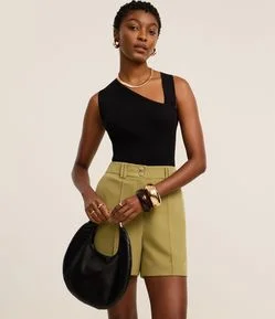 Short Alfaiatado Cintura Alta com Frisos e Botões Duplos