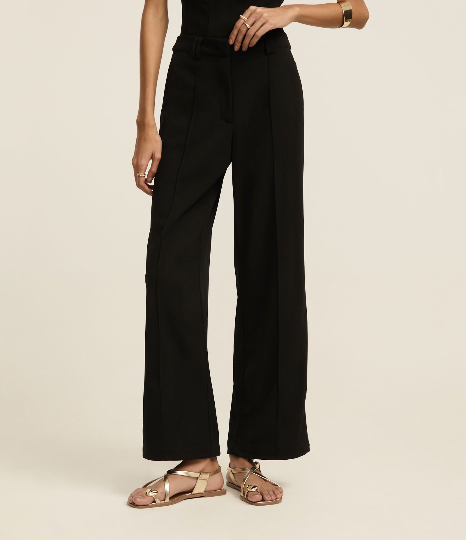 Calça Wide Leg Cintura Alta em Crepe com Pregas no Cós e Botão Preto 3