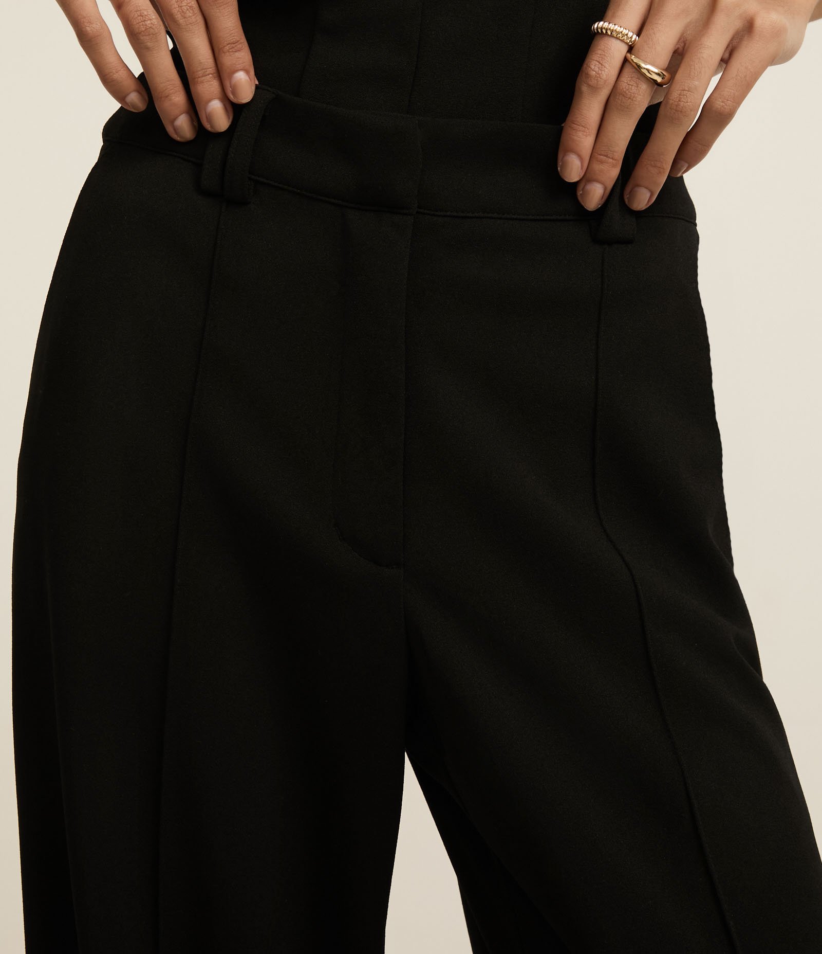 Calça Wide Leg Cintura Alta em Crepe com Pregas no Cós e Botão Preto 4